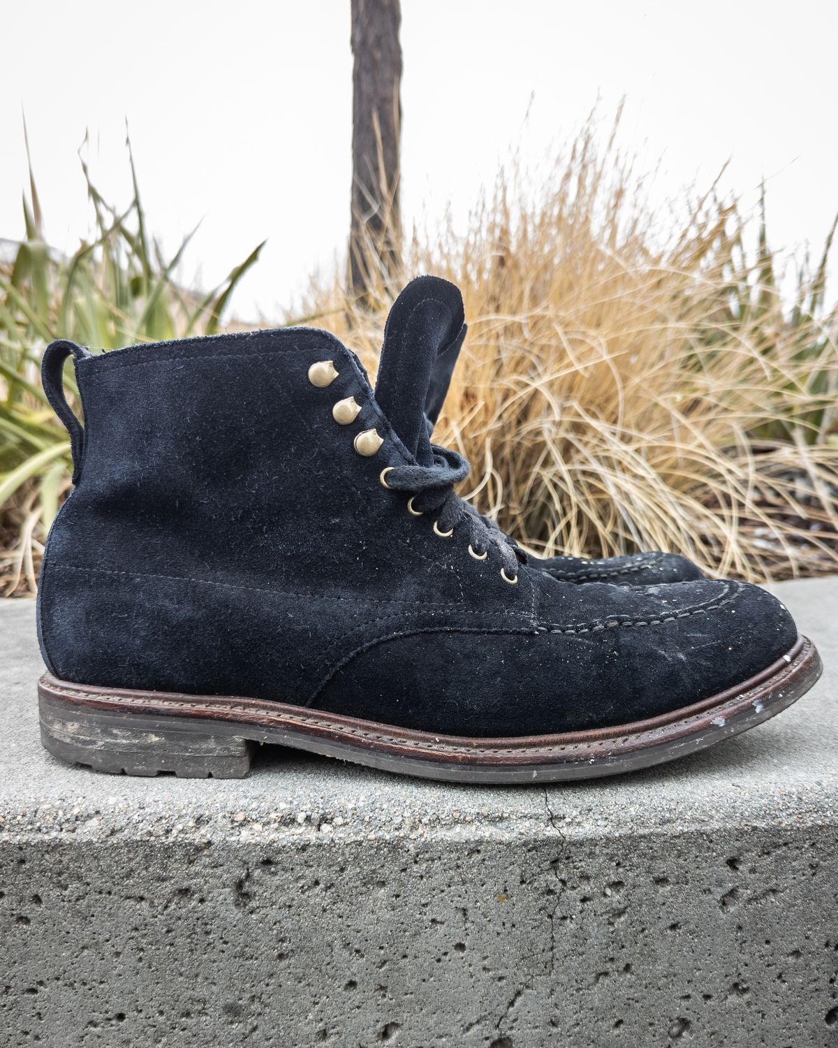 Photo by StarWarrior on March 5, 2023 of the J.Crew Kenton Pacer Boots in C.F. Stead Navy Blue Janus Calf Suede.