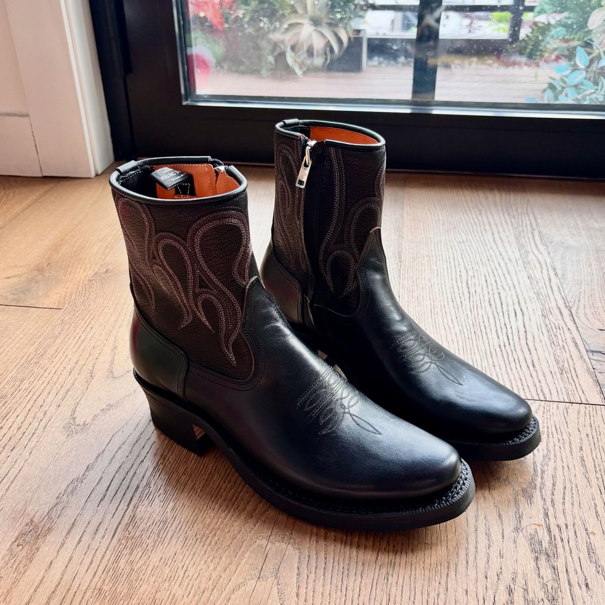 Photo by HolyBasil on June 21, 2025 of the Rolling Dub Trio Loro Zip in Similar Black Horsebutt #1010.