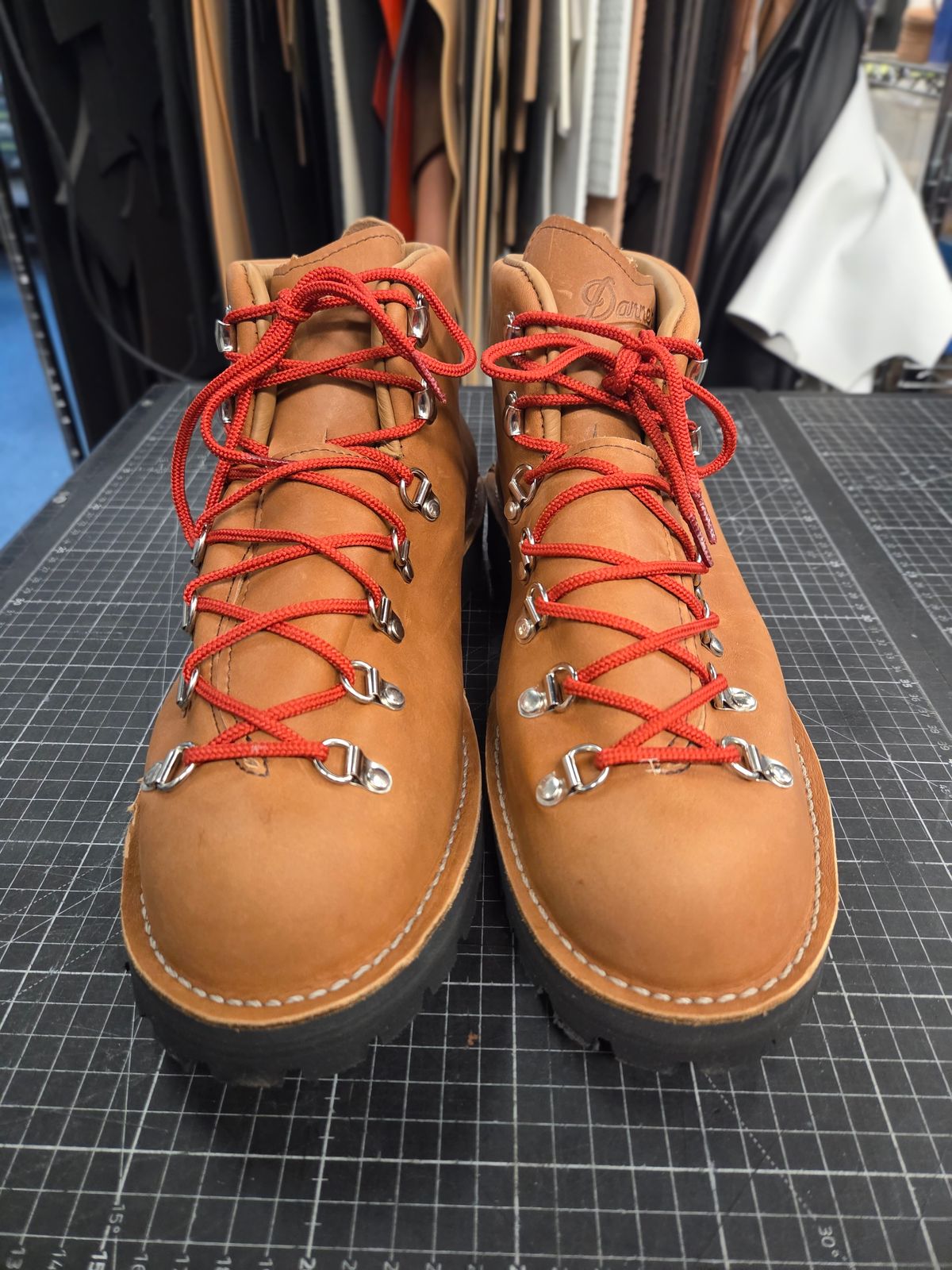 Photo by pnydm on October 1, 2025 of the Danner Mountain Light in Cascade Clovis Full Grain.