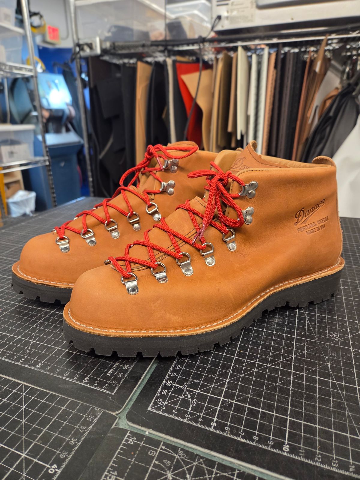 Photo by pnydm on October 1, 2025 of the Danner Mountain Light in Cascade Clovis Full Grain.