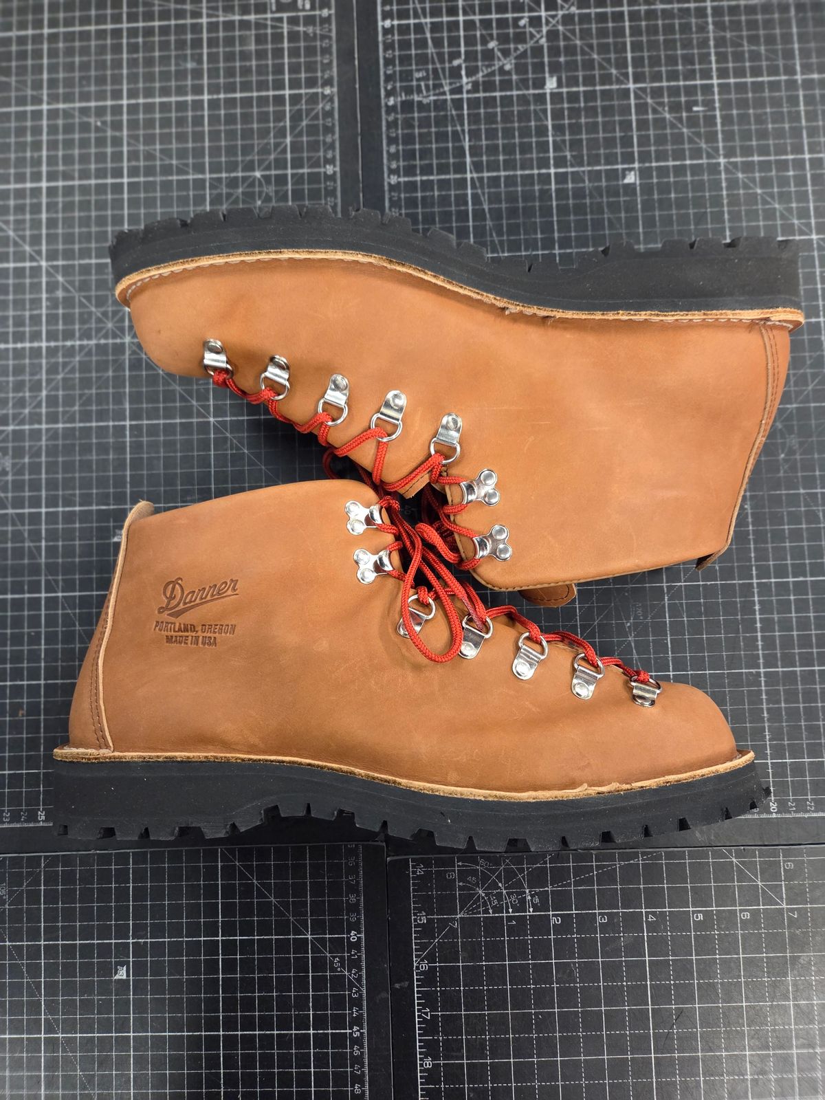 Photo by pnydm on October 1, 2025 of the Danner Mountain Light in Cascade Clovis Full Grain.