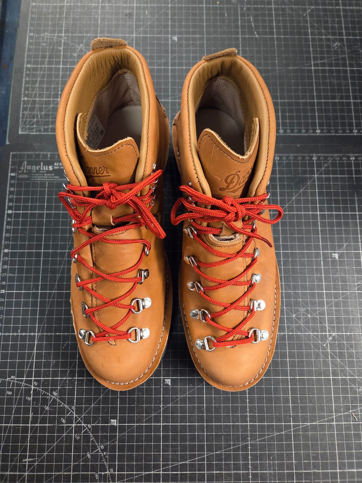 Photo by pnydm on October 1, 2025 of the Danner Mountain Light in Cascade Clovis Full Grain.