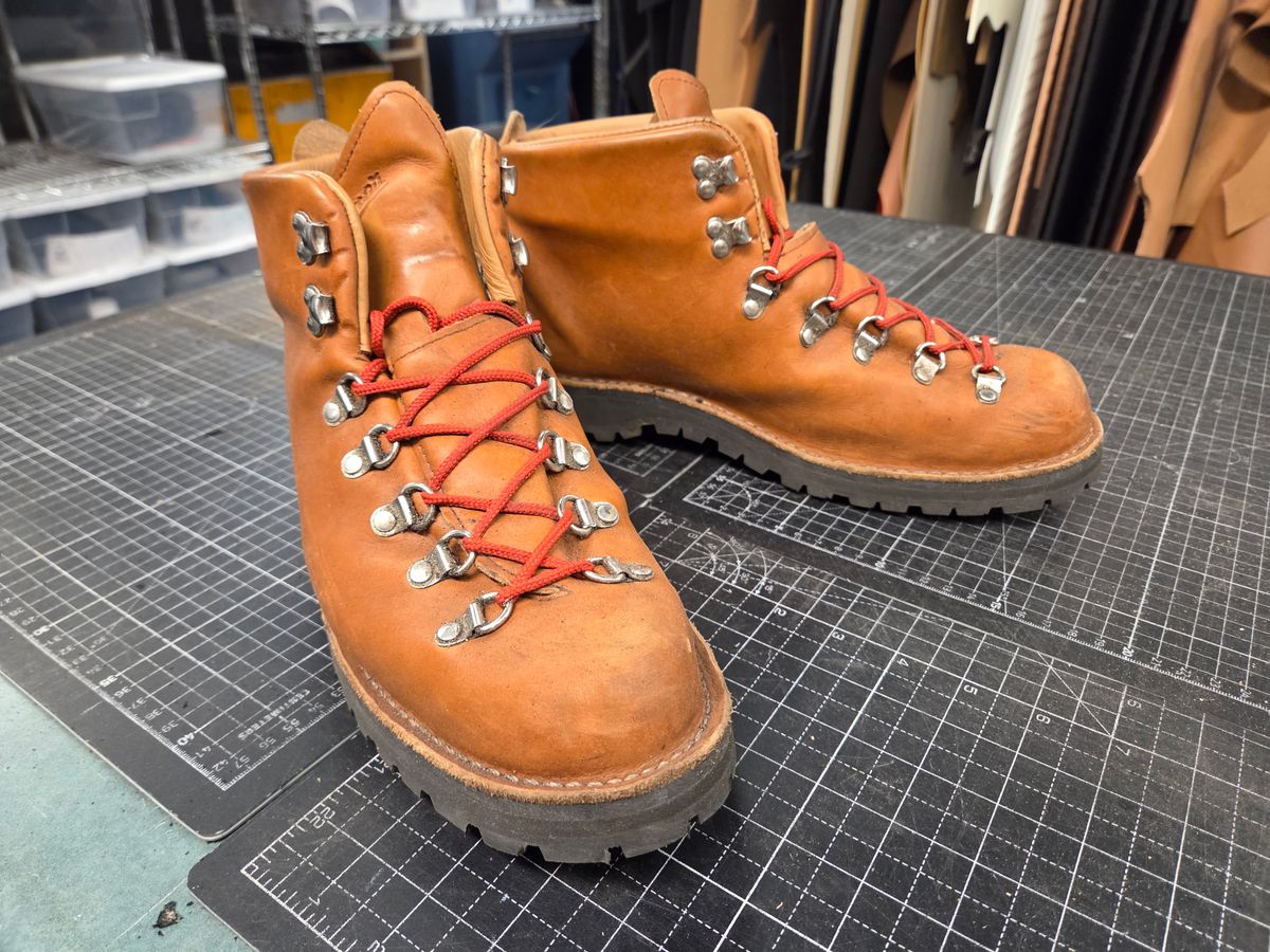 Photo by pnydm on November 6, 2025 of the Danner Mountain Light in Cascade Clovis Full Grain.