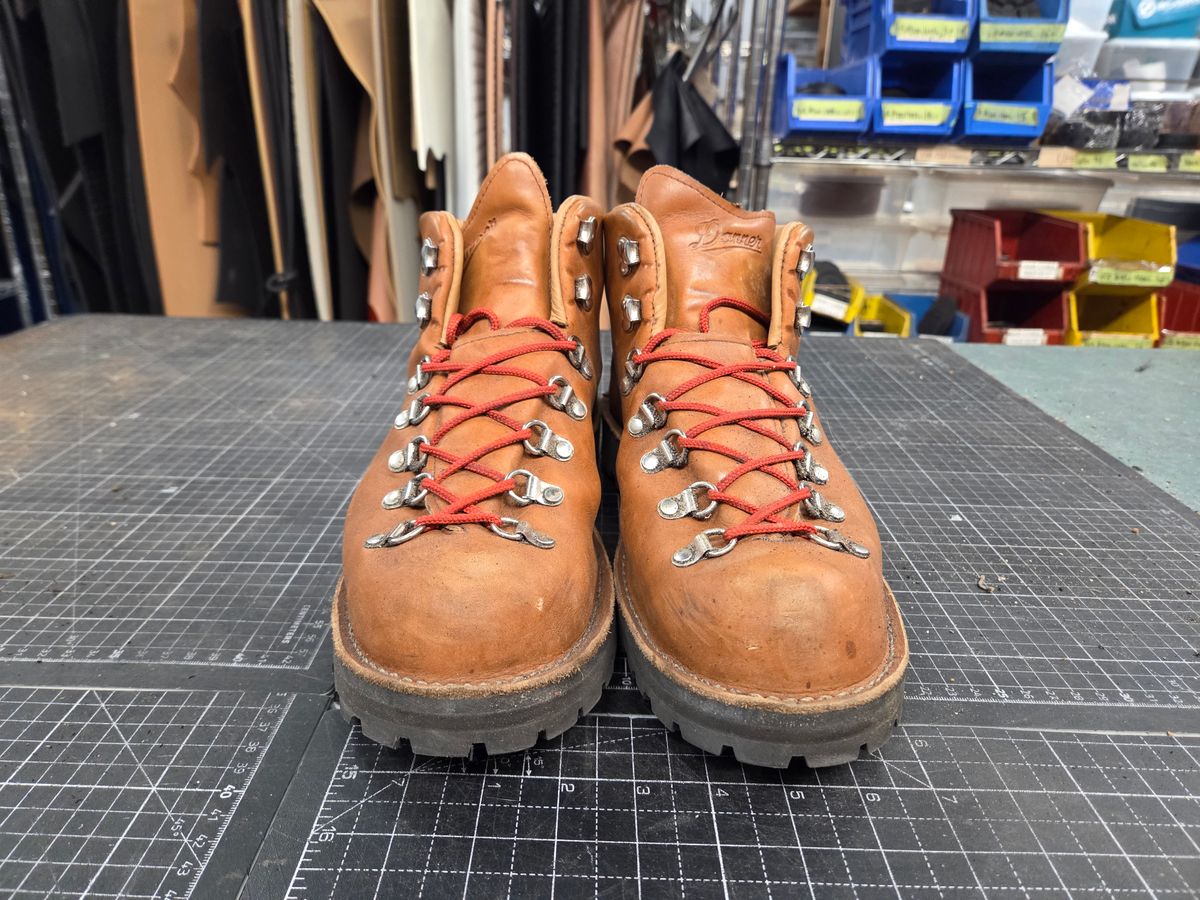 Photo by pnydm on November 6, 2025 of the Danner Mountain Light in Cascade Clovis Full Grain.