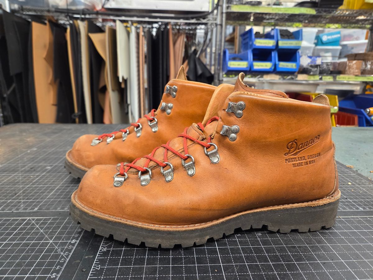 Photo by pnydm on November 6, 2025 of the Danner Mountain Light in Cascade Clovis Full Grain.