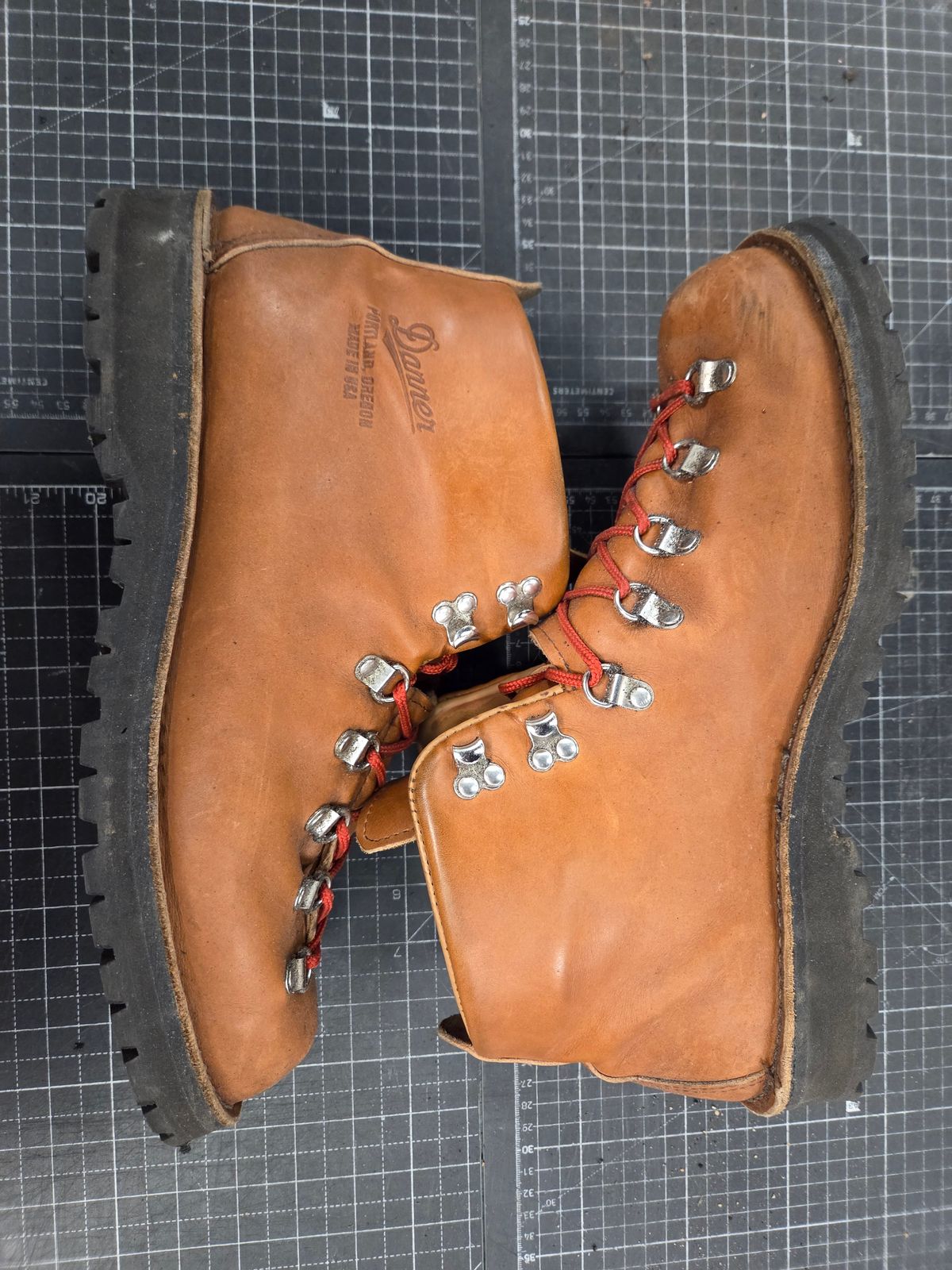 Photo by pnydm on November 6, 2025 of the Danner Mountain Light in Cascade Clovis Full Grain.