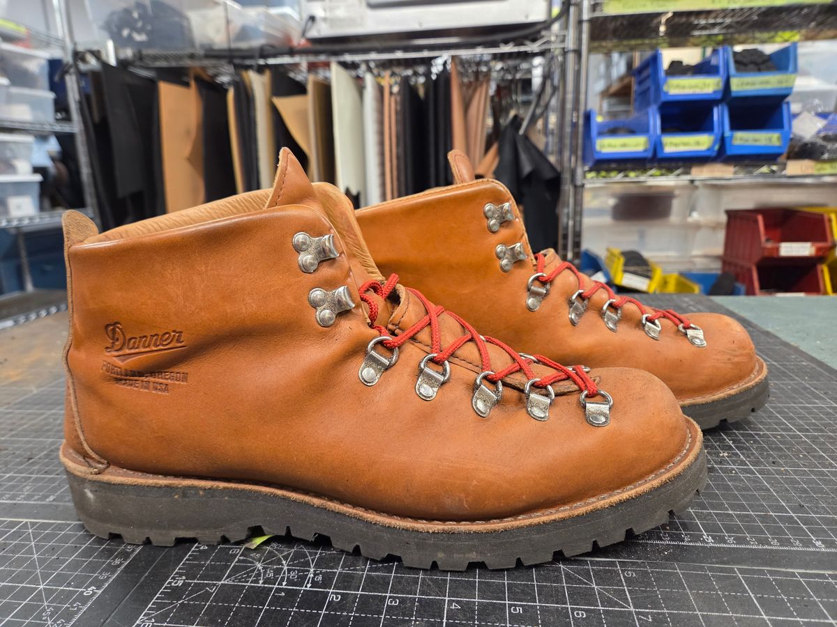 Photo by pnydm on November 6, 2025 of the Danner Mountain Light in Cascade Clovis Full Grain.