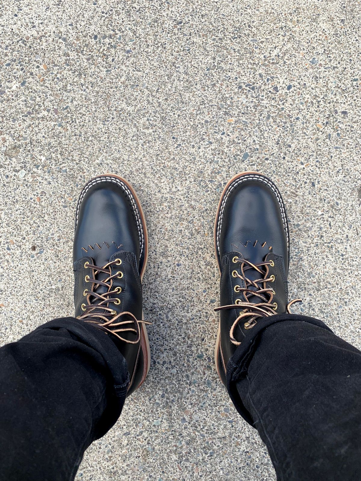 Photo by grainandtwill on March 29, 2022 of the Nicks Traveler in Horween Black Chromexcel.