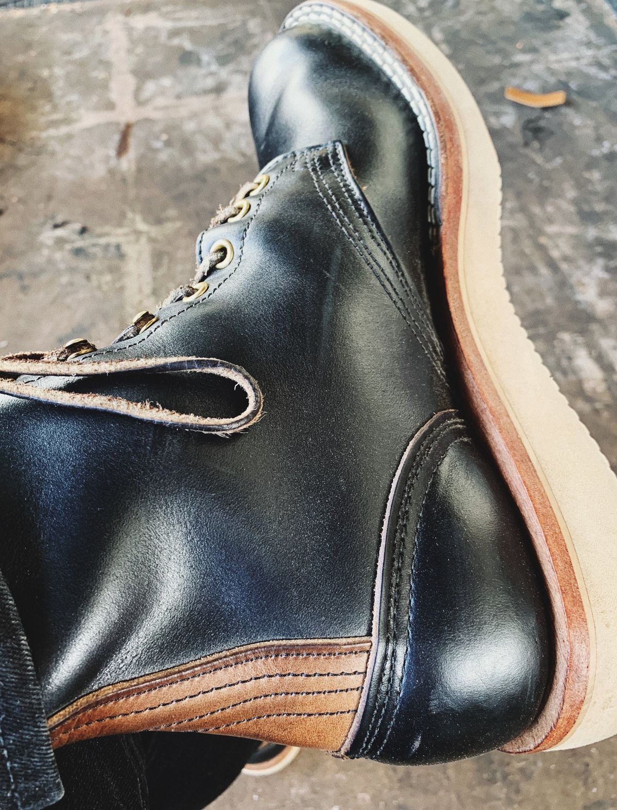 Photo by grainandtwill on March 29, 2022 of the Nicks Traveler in Horween Black Chromexcel.