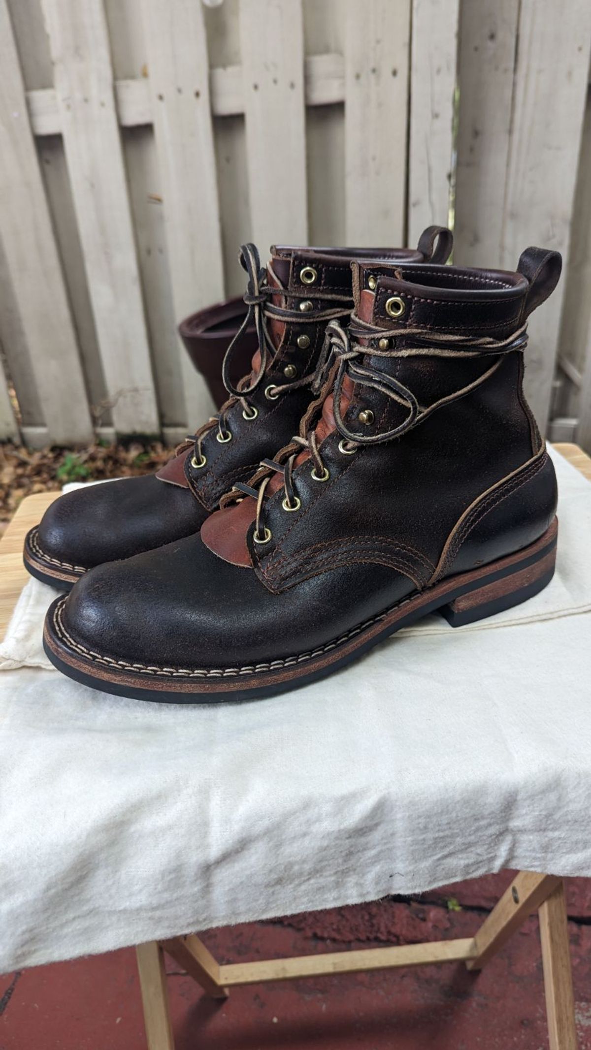 Photo by GreatAldini on November 2, 2023 of the Nicks Falcon in Horween Brown Waxed Flesh.