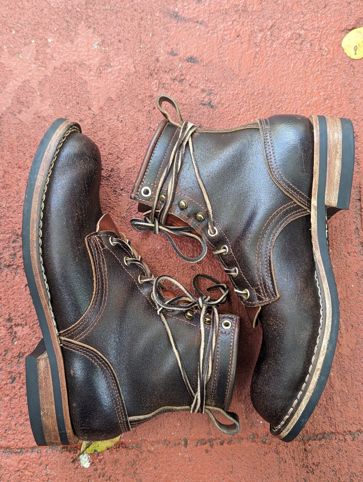 Photo by GreatAldini on November 2, 2023 of the Nicks Falcon in Horween Brown Waxed Flesh.