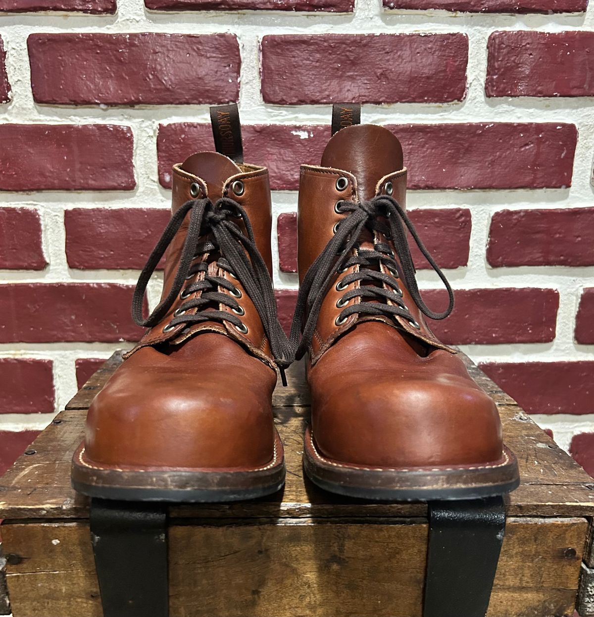 Photo by heritage_boots_obsessed on December 3, 2025 of the Thursday Thursday / Brawler in Wickett & Craig Medium Brown Traditional Harness.