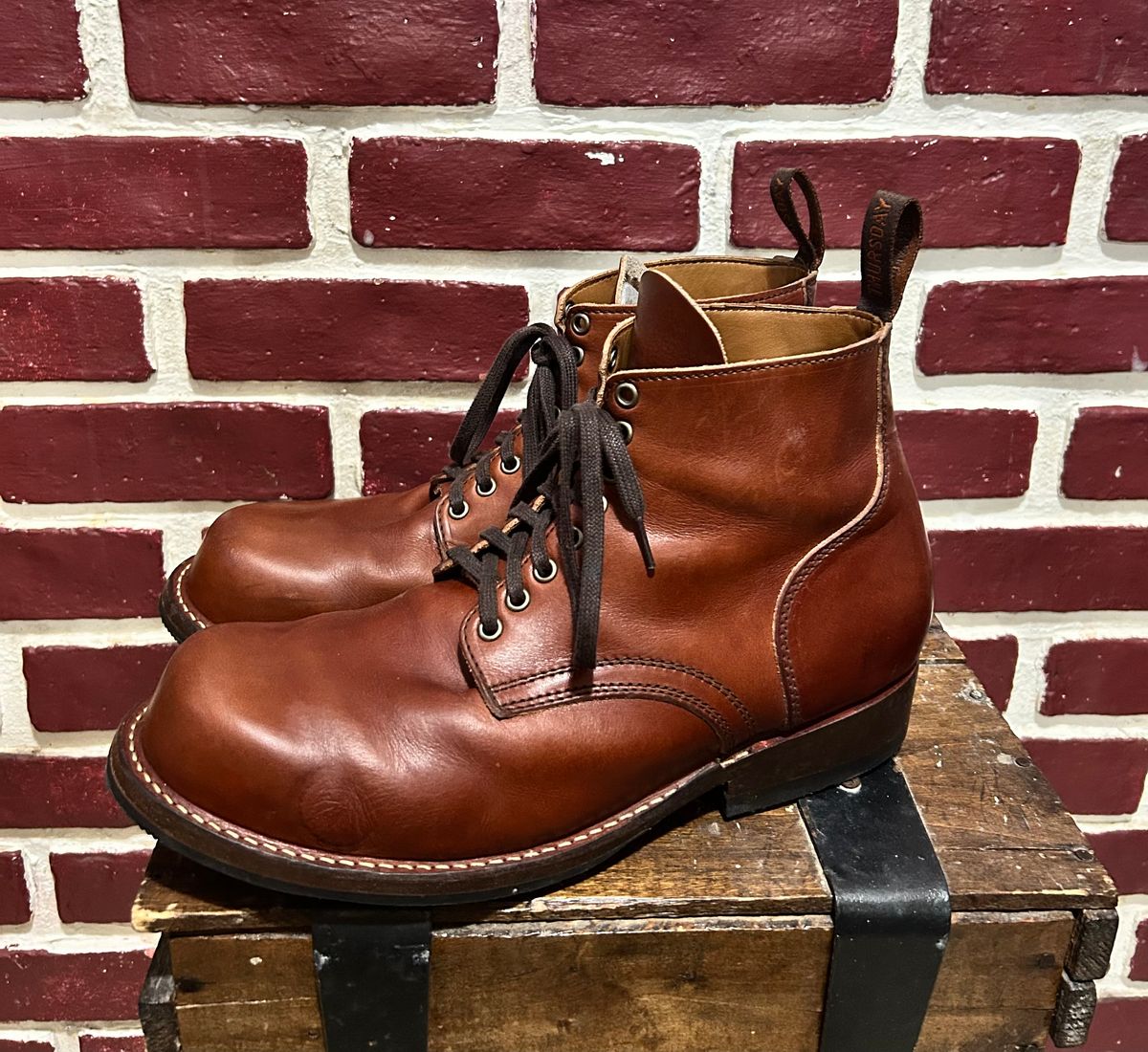 Photo by heritage_boots_obsessed on December 3, 2025 of the Thursday Thursday / Brawler in Wickett & Craig Medium Brown Traditional Harness.