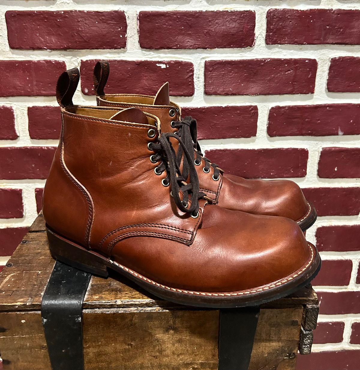 Photo by heritage_boots_obsessed on December 3, 2025 of the Thursday Thursday / Brawler in Wickett & Craig Medium Brown Traditional Harness.