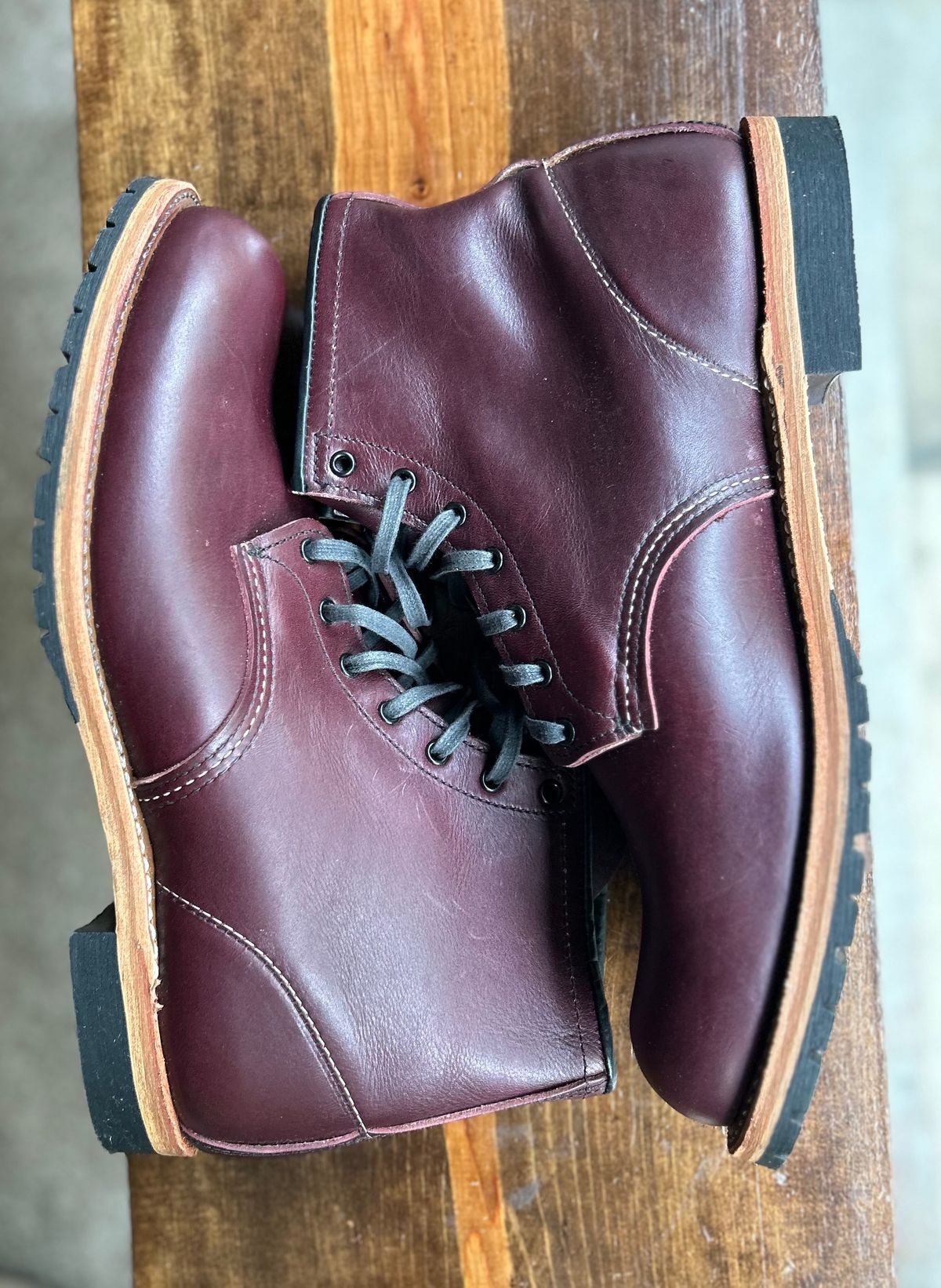 Photo by heritage_boots_obsessed on October 10, 2024 of the Red Wing Beckman in S.B. Foot Black Cherry Featherstone.