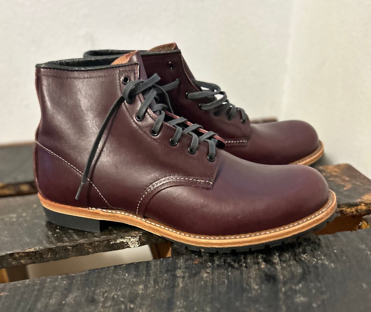Photo by heritage_boots_obsessed on October 10, 2024 of the Red Wing Beckman in S.B. Foot Black Cherry Featherstone.
