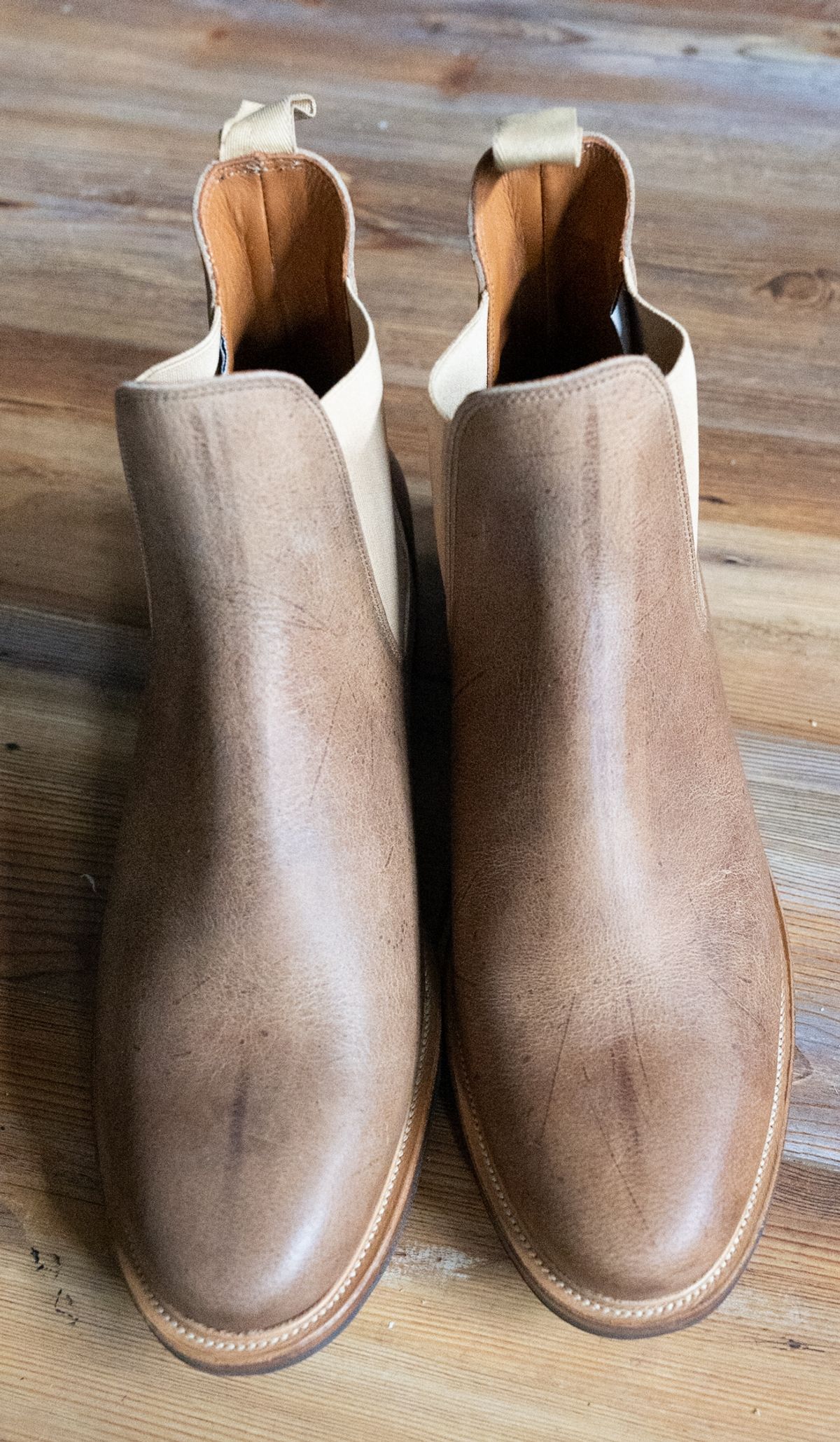 Photo by rustic.boots on October 2, 2022 of the Viberg Chelsea in C.F. Stead Camel Hair Waxed Kudu.
