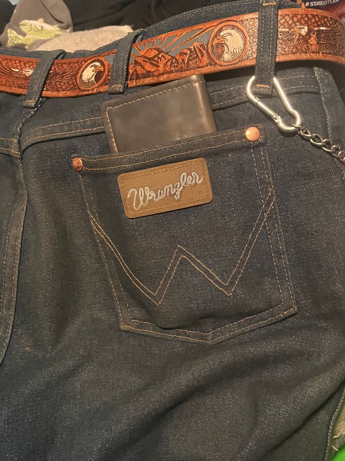 Photo by BigMunnyMunro on February 21, 2025 of the K Bay Custom Leather Roper Wallet in Rocado Petrolio Shell & Whiskey Dollaro.