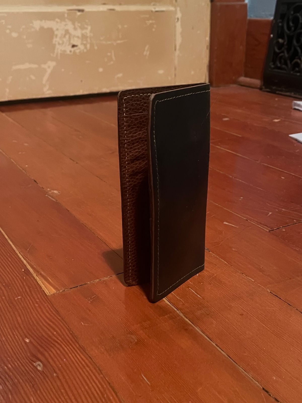 Photo by BigMunnyMunro on February 21, 2025 of the K Bay Custom Leather Roper Wallet in Rocado Petrolio Shell & Whiskey Dollaro.