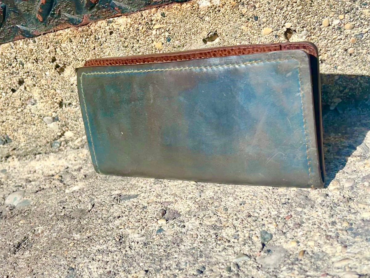 Photo by BigMunnyMunro on March 24, 2025 of the K Bay Custom Leather Roper Wallet in Rocado Petrolio Shell & Whiskey Dollaro.