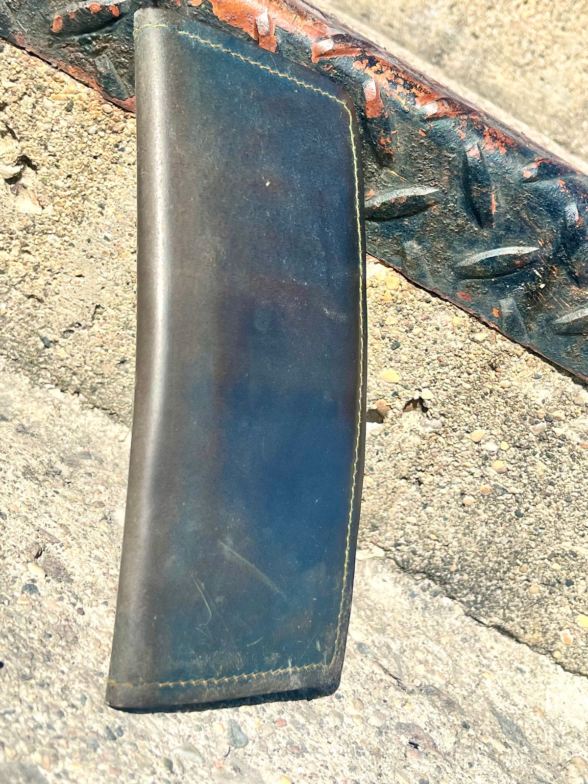 Photo by BigMunnyMunro on March 24, 2025 of the K Bay Custom Leather Roper Wallet in Rocado Petrolio Shell & Whiskey Dollaro.