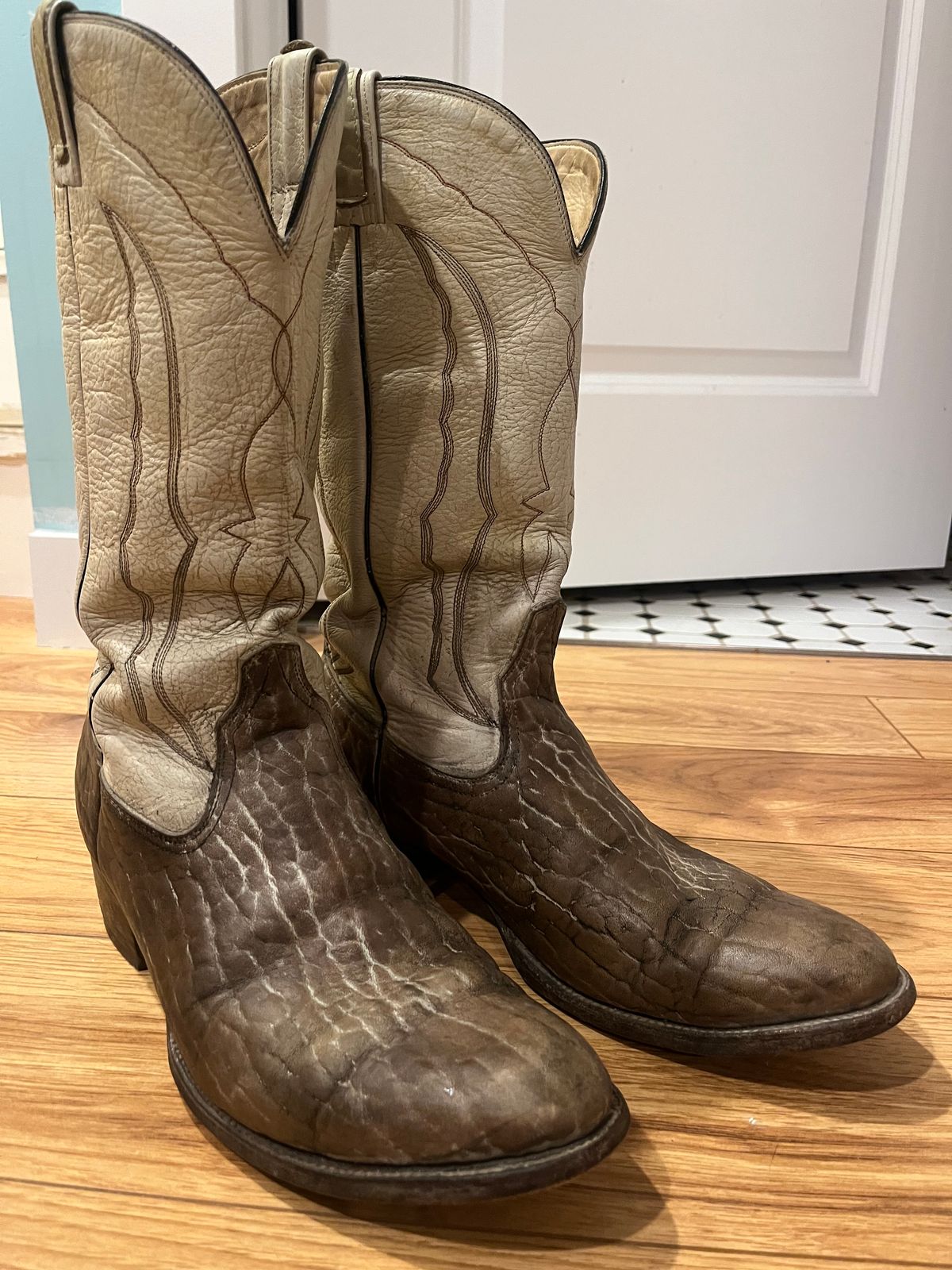 Photo by BigMunnyMunro on January 5, 2025 of the Coyote Joe Boots Cowboy Boot in Light Tan Bison White Overdye & White Calfskin.