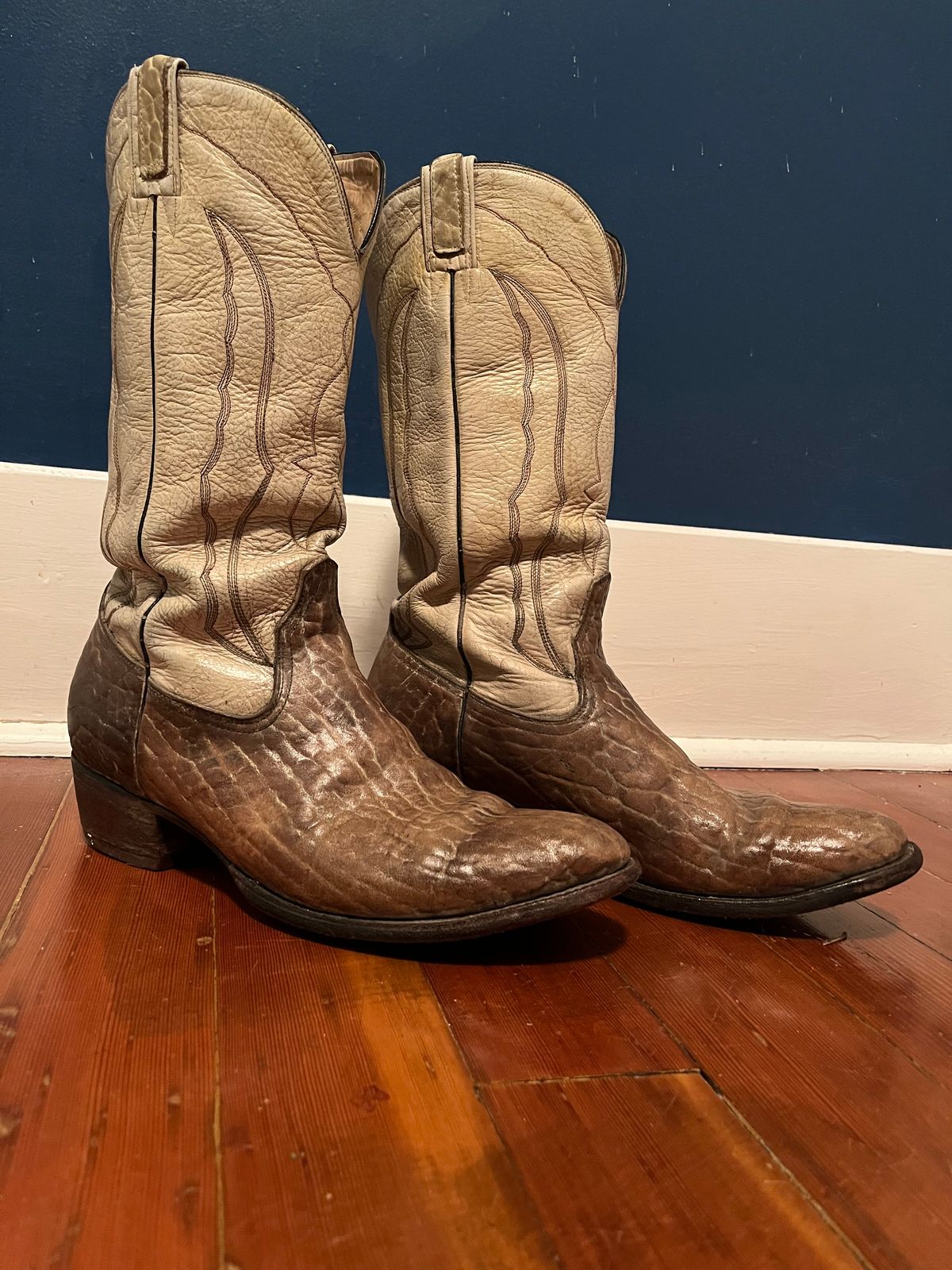 Photo by BigMunnyMunro on January 27, 2025 of the Coyote Joe Boots Cowboy Boot in Light Tan Bison White Overdye & White Calfskin.