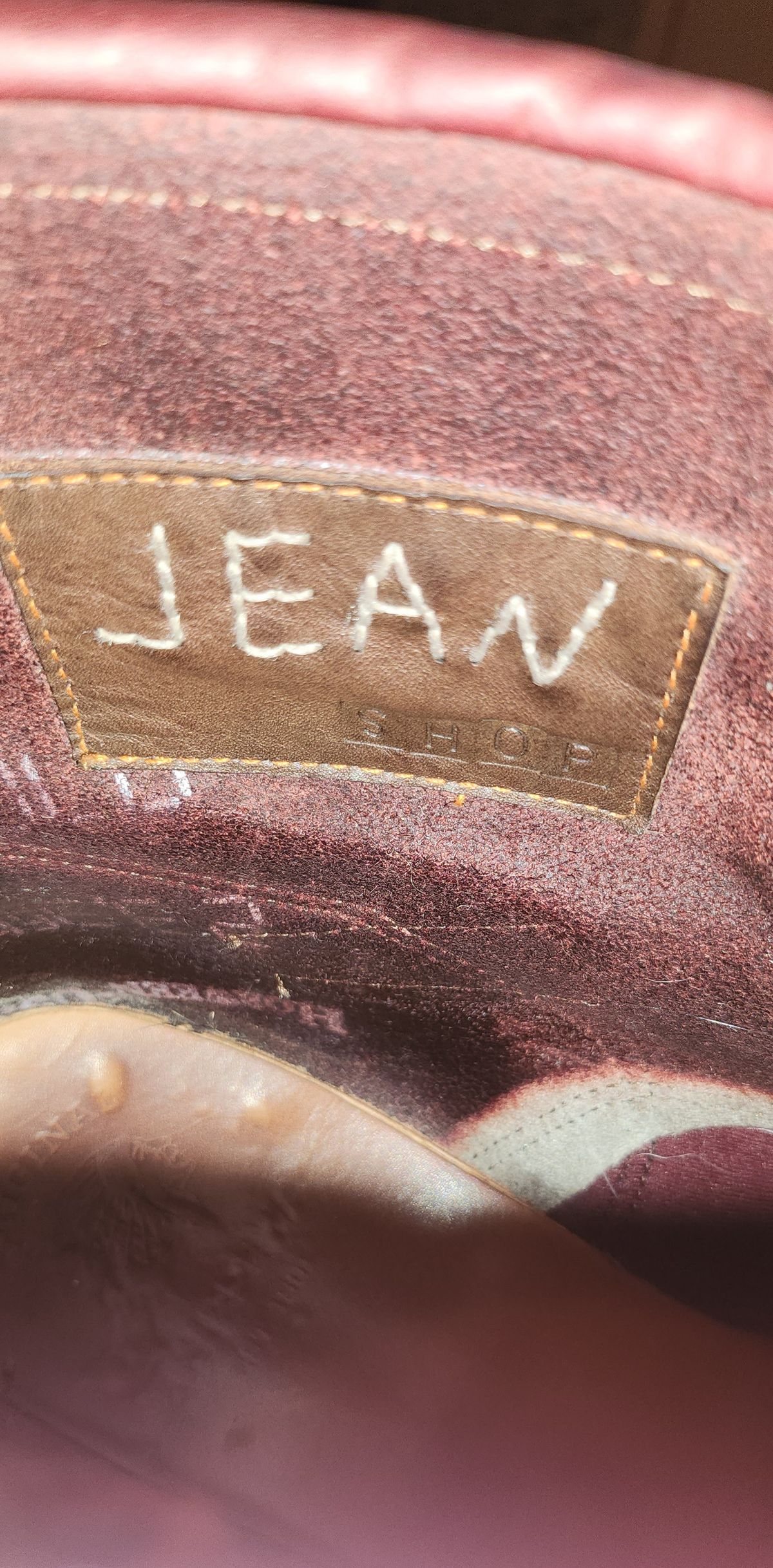 Photo by Zeonic on January 29, 2024 of the Chippewa Chippewa X Jean Shop 7" Engineer in Horween Burgundy Chromepak.