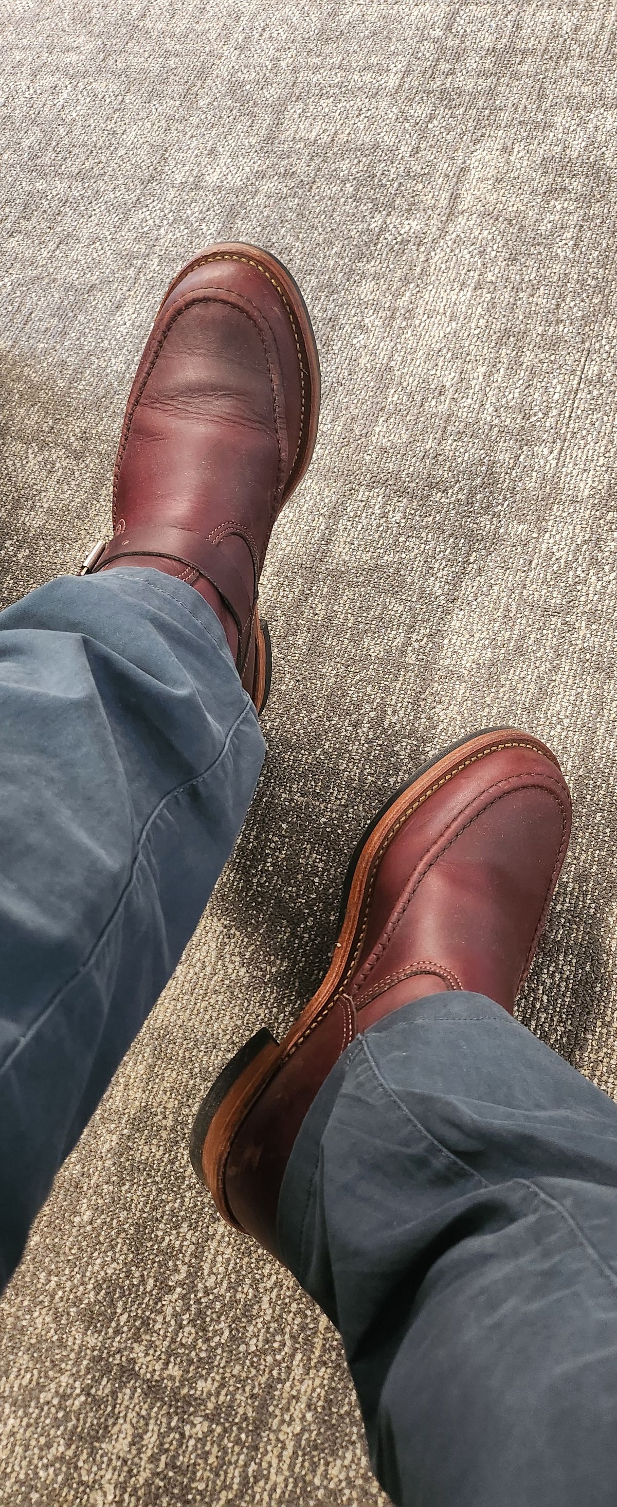 Photo by Zeonic on July 31, 2024 of the Chippewa Chippewa X Jean Shop 7" Engineer in Horween Burgundy Chromepak.