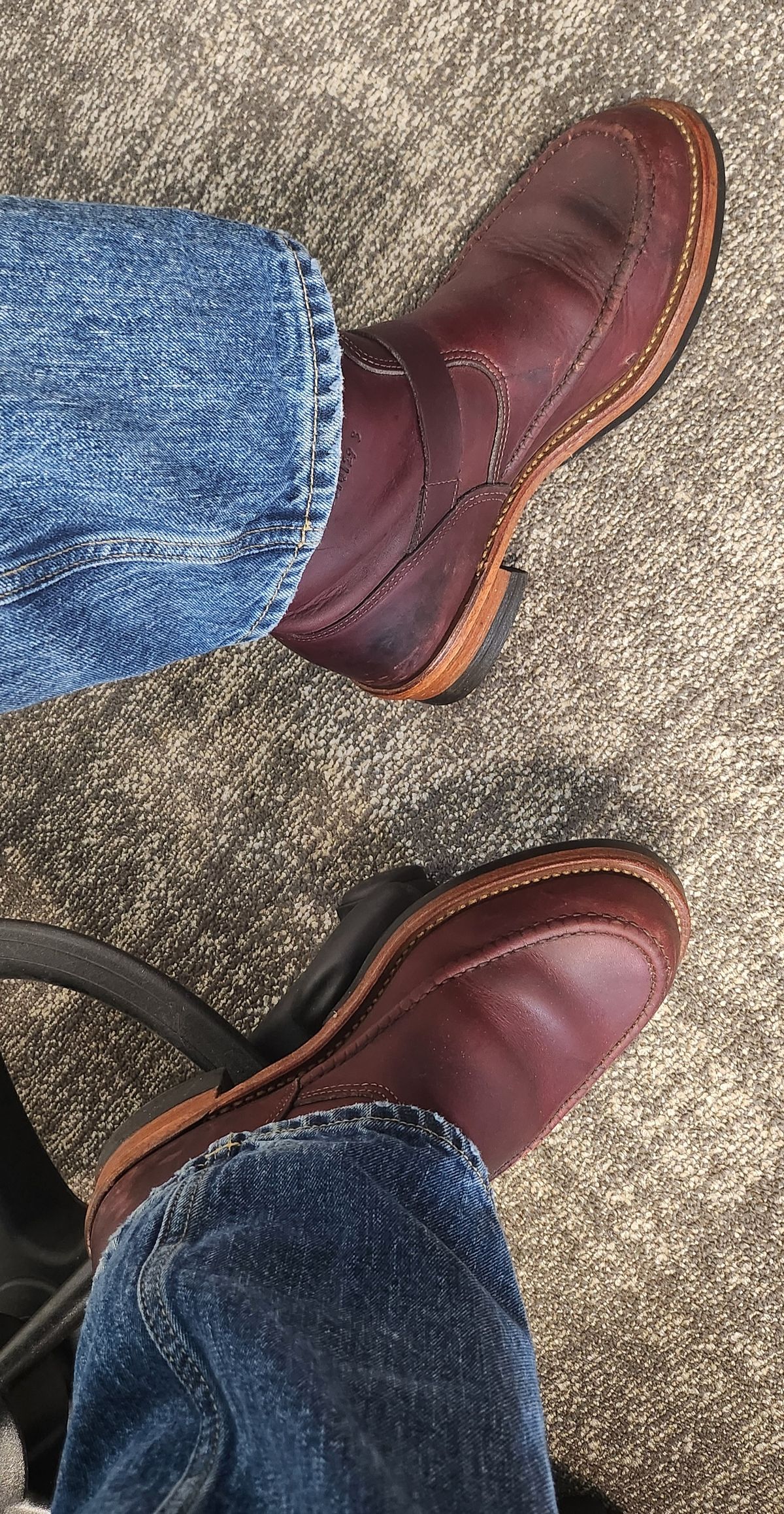 Photo by Zeonic on September 6, 2024 of the Chippewa Chippewa X Jean Shop 7" Engineer in Horween Burgundy Chromepak.