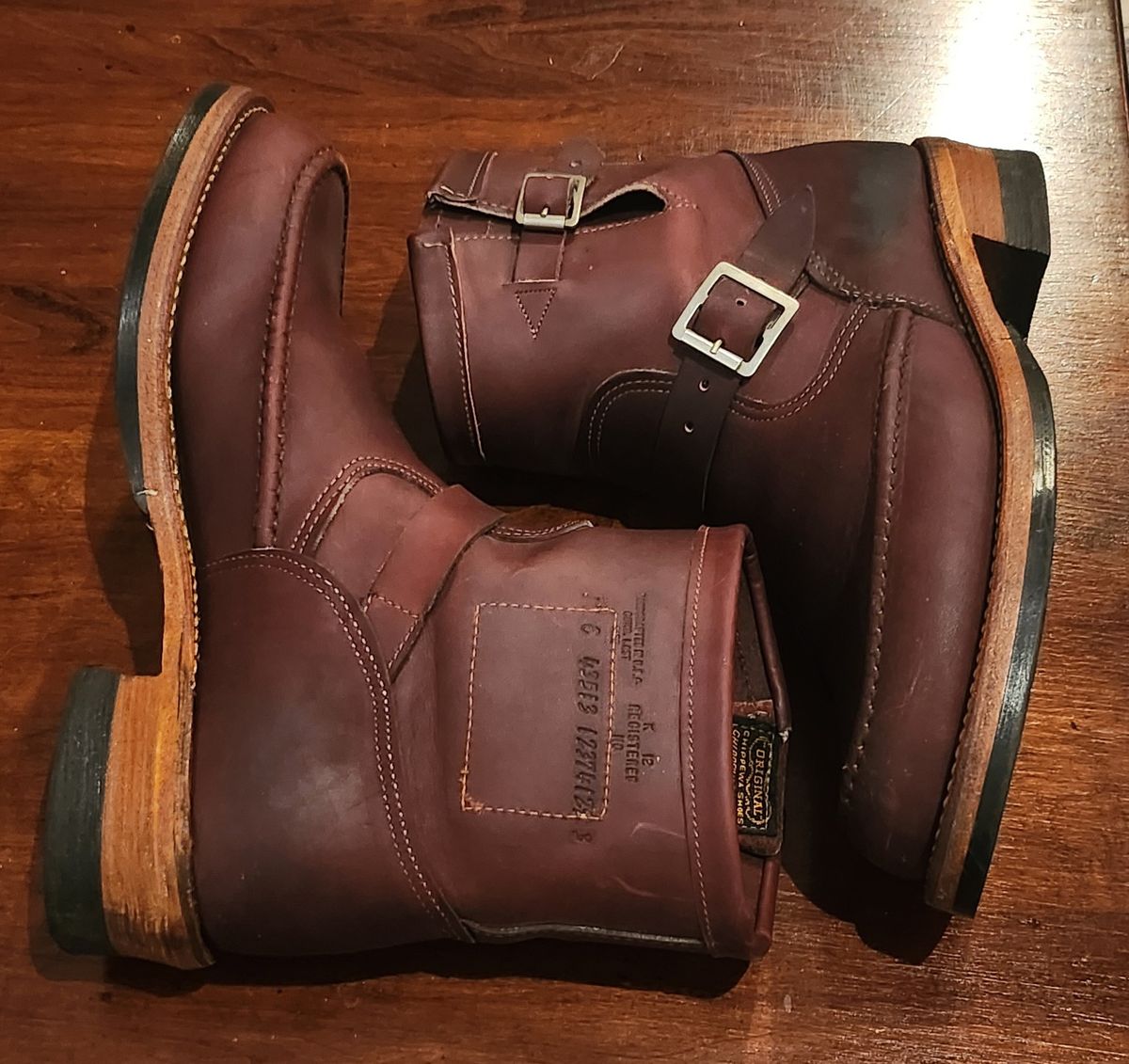 Photo by Zeonic on January 30, 2024 of the Chippewa Chippewa X Jean Shop 7" Engineer in Horween Burgundy Chromepak.