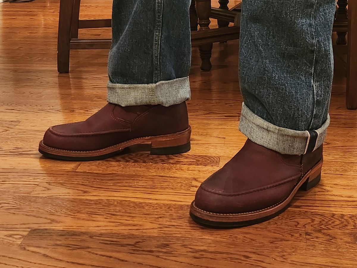Photo by Zeonic on January 29, 2024 of the Chippewa Chippewa X Jean Shop 7" Engineer in Horween Burgundy Chromepak.