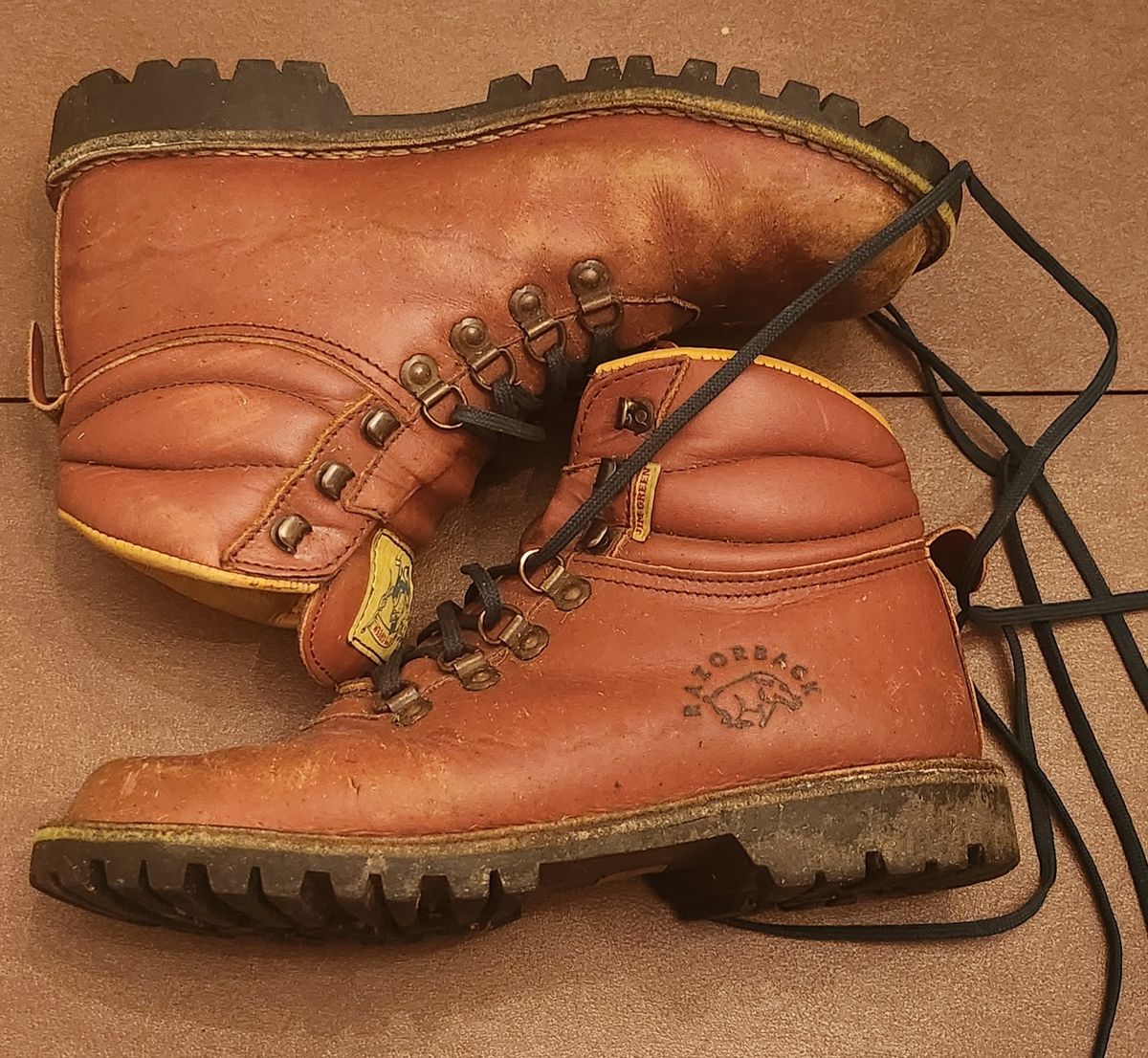 Photo by Zeonic on September 8, 2024 of the Jim Green Razorback in Tan Full Grain.