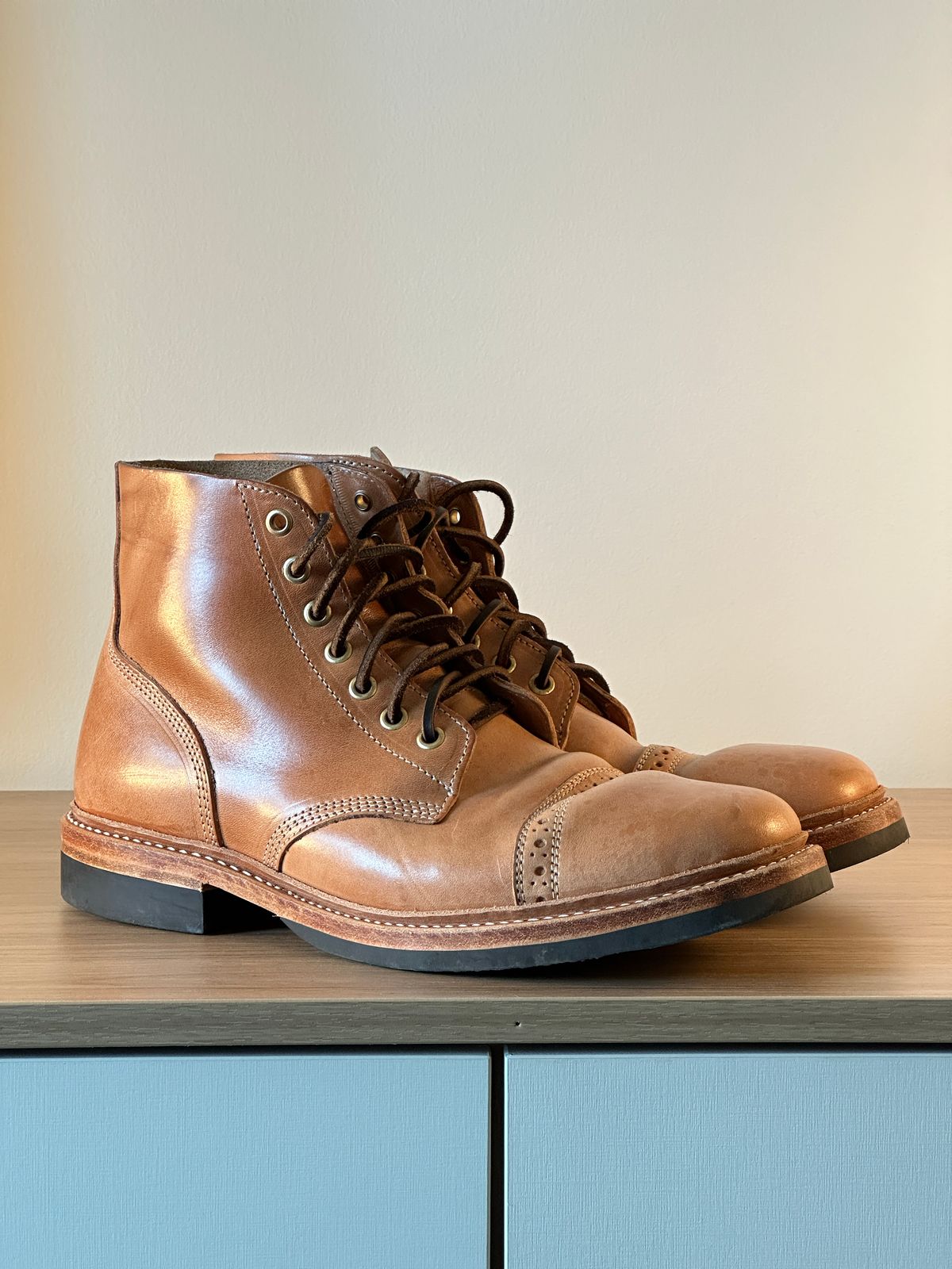 Photo by PanicAtTheCisco on October 16, 2022 of the Oak Street Bootmakers Field Boot in Maryam Natural TPR Horsebutt.