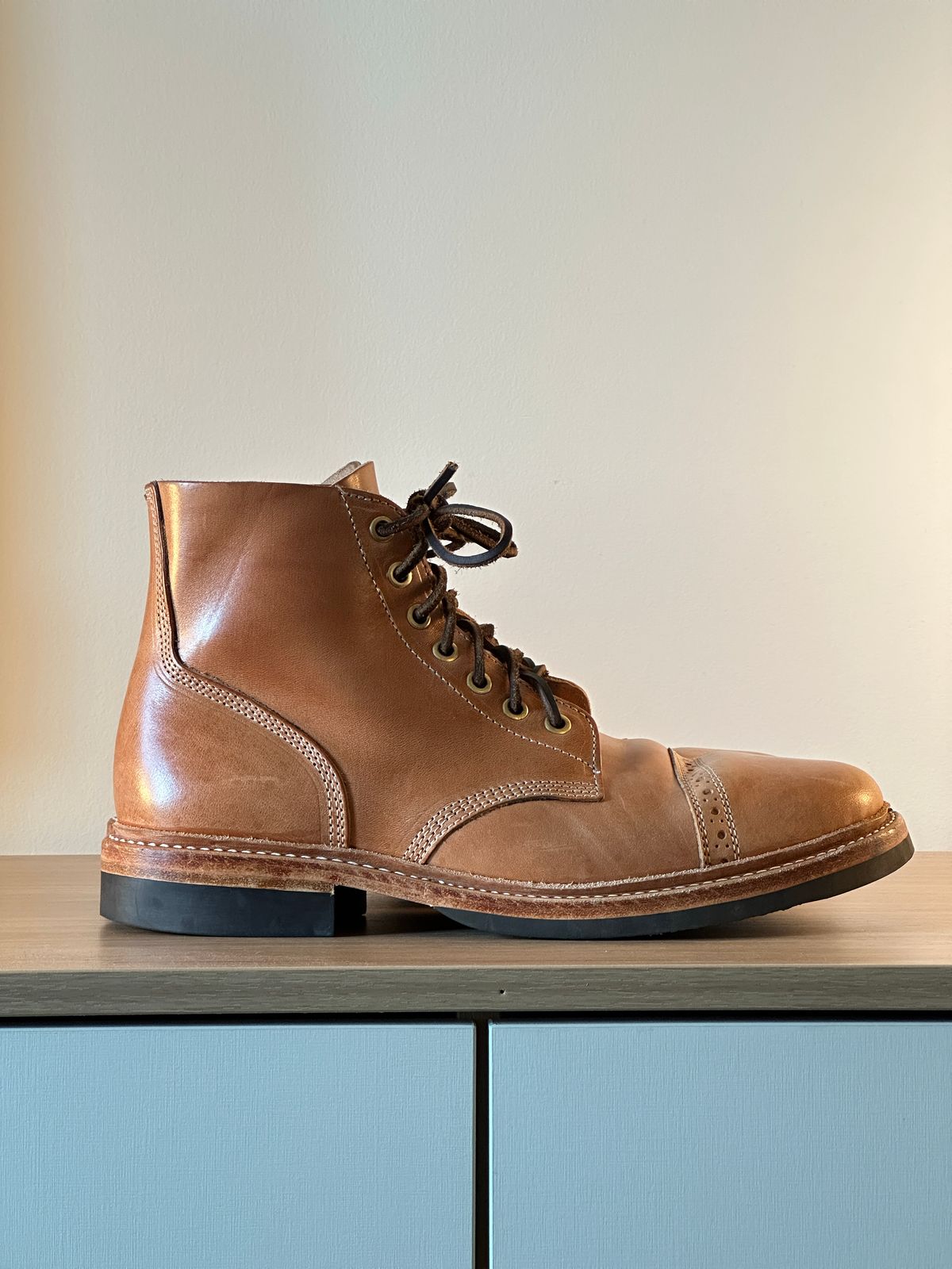 Photo by PanicAtTheCisco on November 4, 2022 of the Oak Street Bootmakers Field Boot in Maryam Natural TPR Horsebutt.