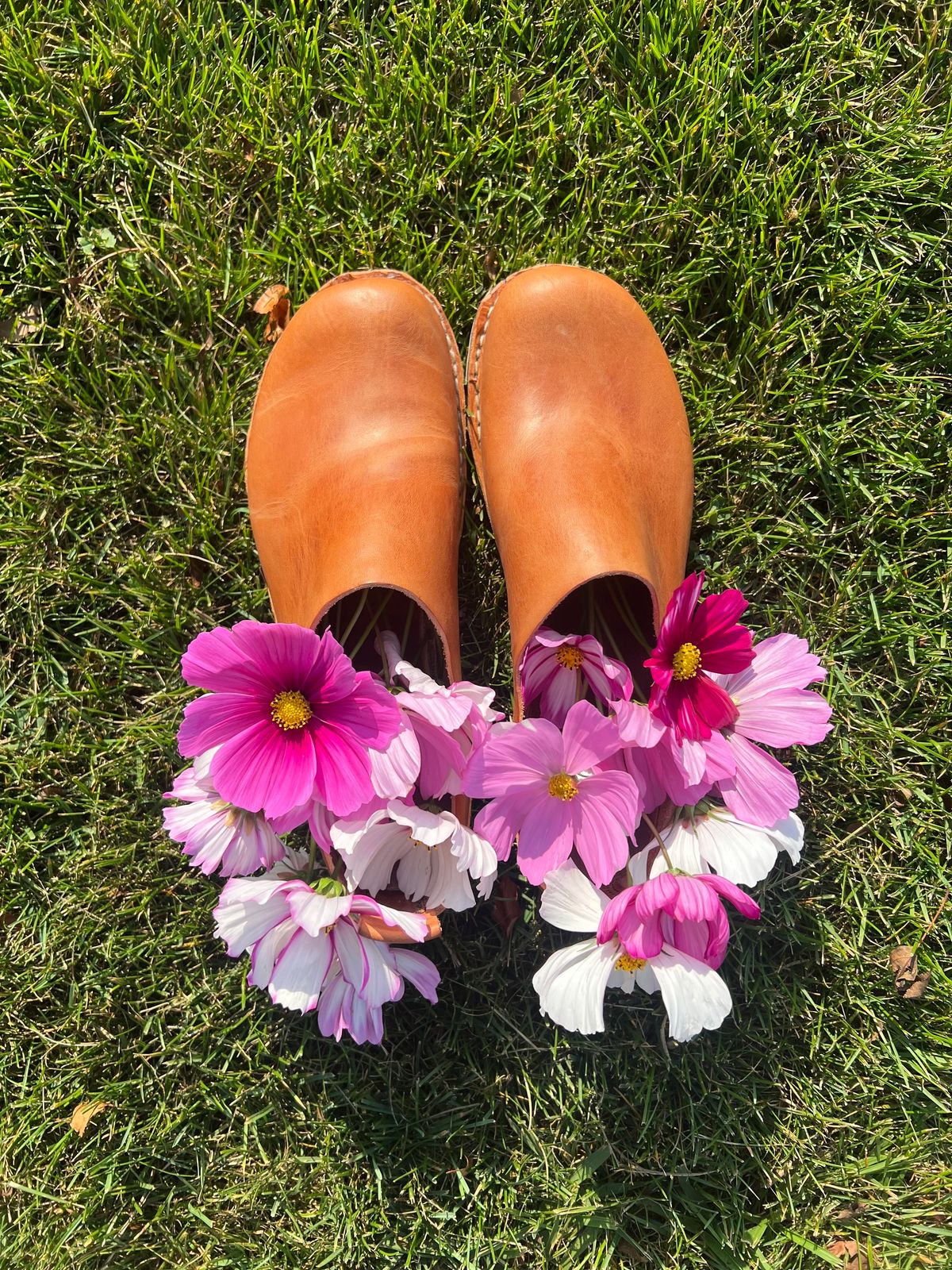 Photo by kristinr on October 1, 2023 of the Hook & Punch Mule in Conciera MPG Aragona English tan.