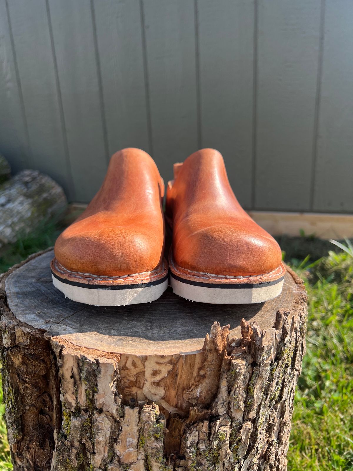 Photo by kristinr on October 1, 2023 of the Hook & Punch Mule in Conciera MPG Aragona English tan.