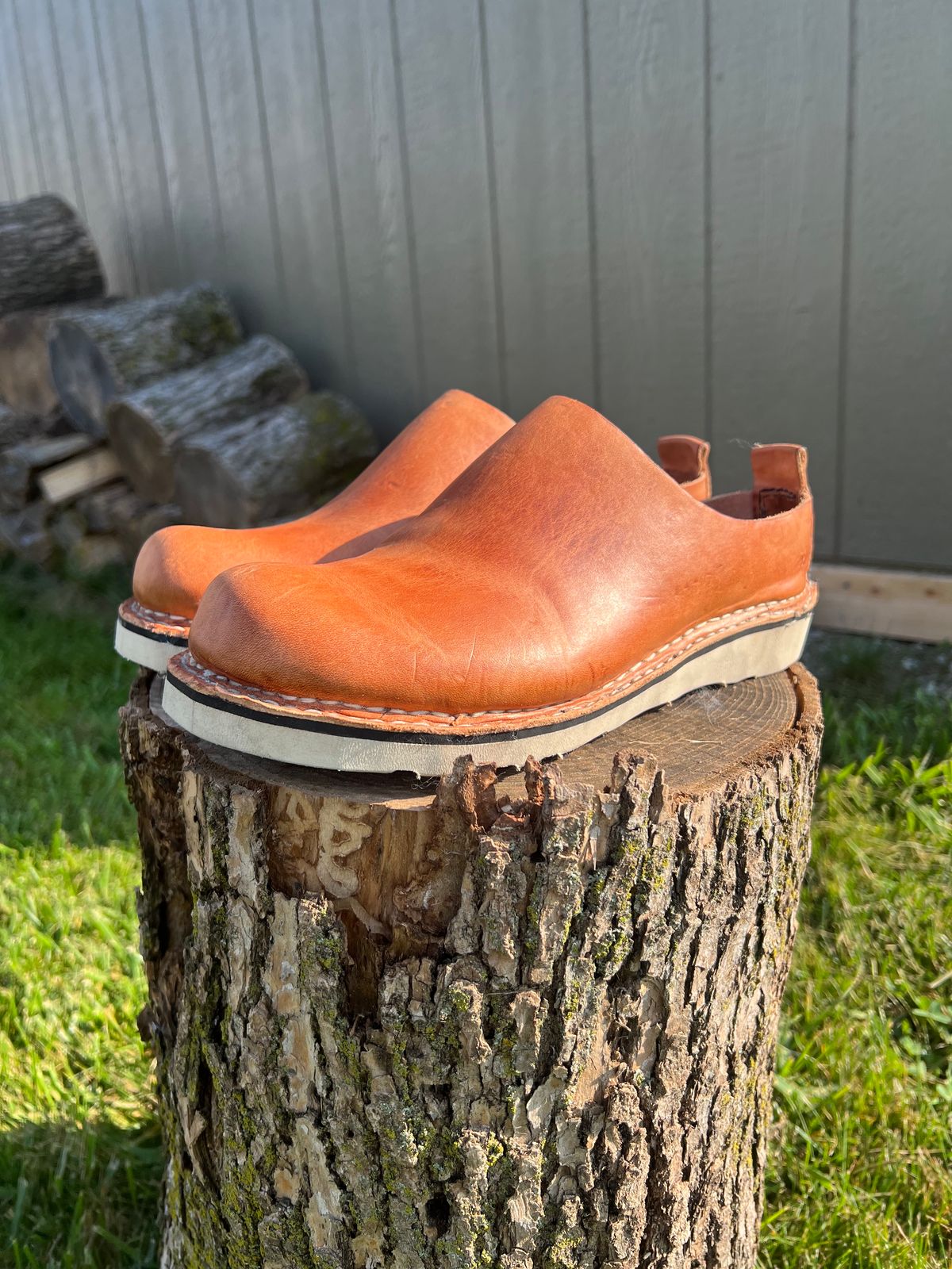 Photo by kristinr on October 1, 2023 of the Hook & Punch Mule in Conciera MPG Aragona English tan.