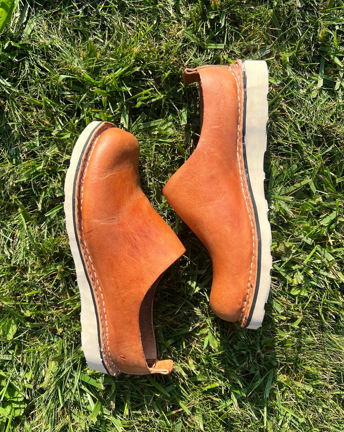 Photo by kristinr on October 1, 2023 of the Hook & Punch Mule in Conciera MPG Aragona English tan.