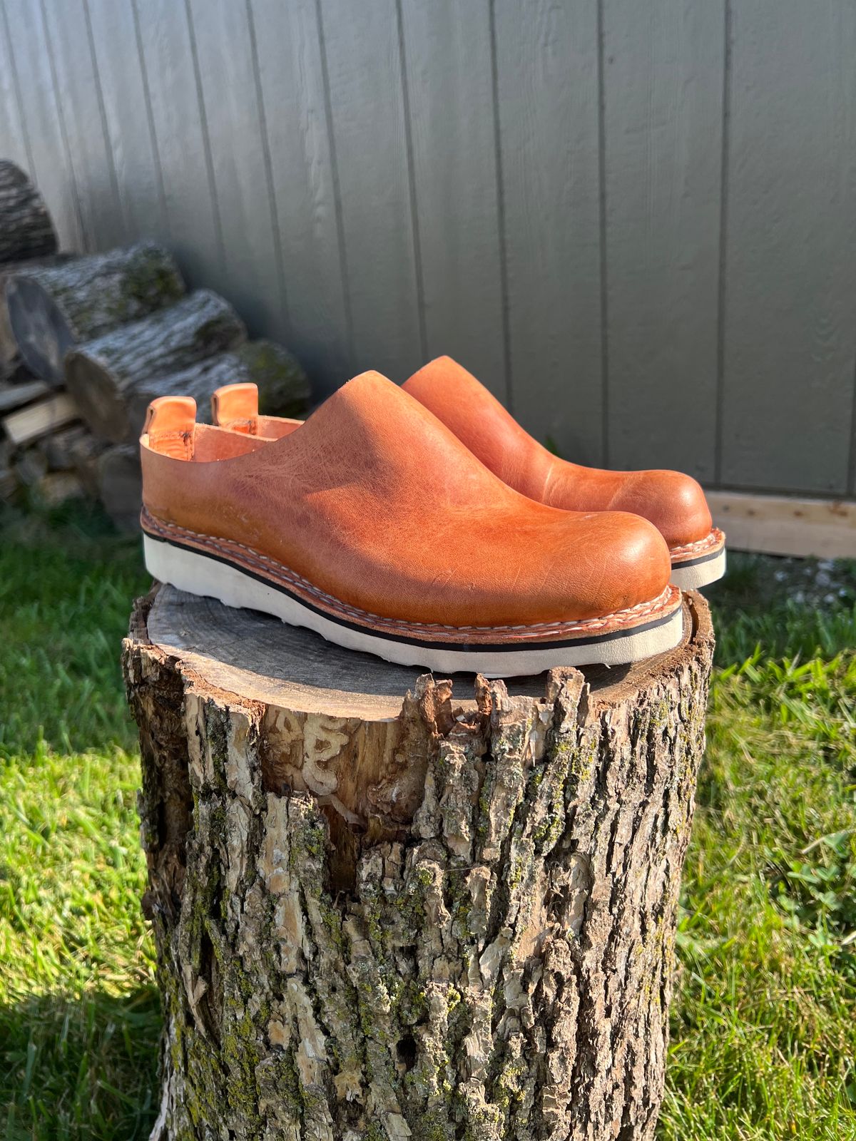 Photo by kristinr on October 1, 2023 of the Hook & Punch Mule in Conciera MPG Aragona English tan.