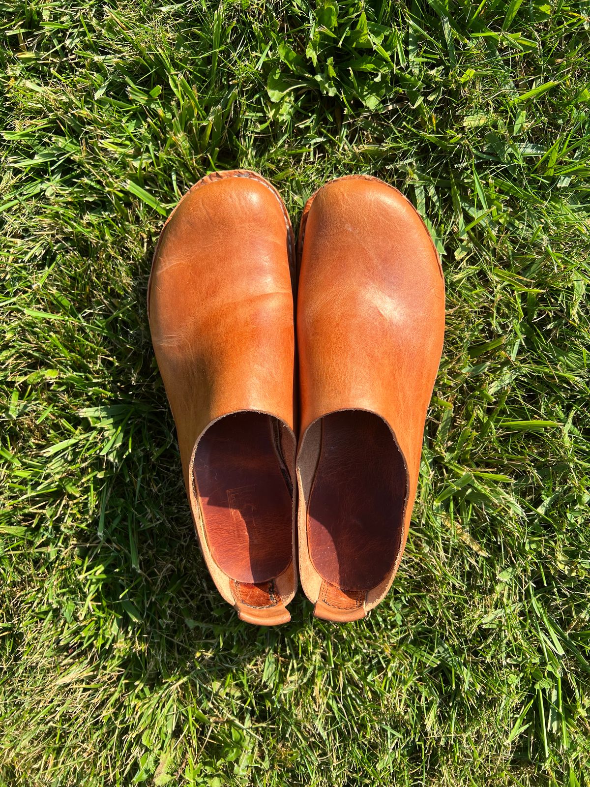 Photo by kristinr on October 1, 2023 of the Hook & Punch Mule in Conciera MPG Aragona English tan.