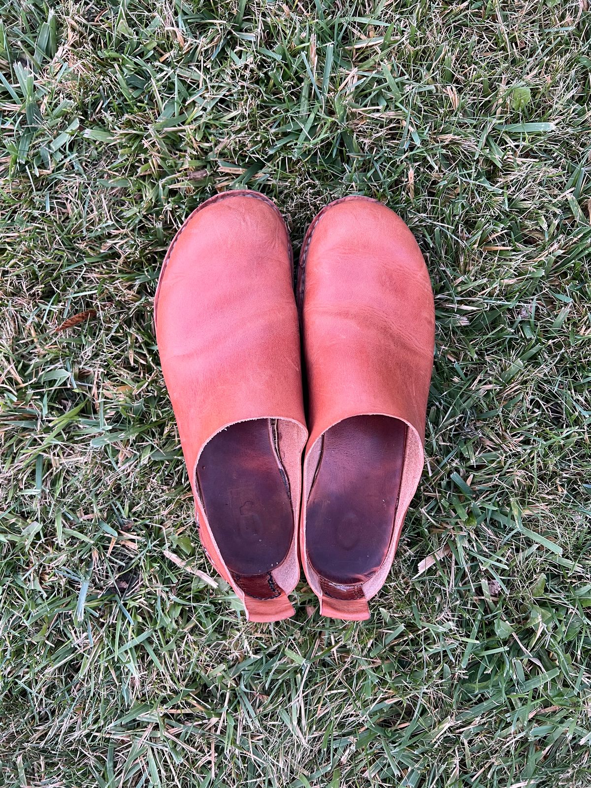 Photo by kristinr on November 1, 2023 of the Hook & Punch Mule in Conciera MPG Aragona English tan.