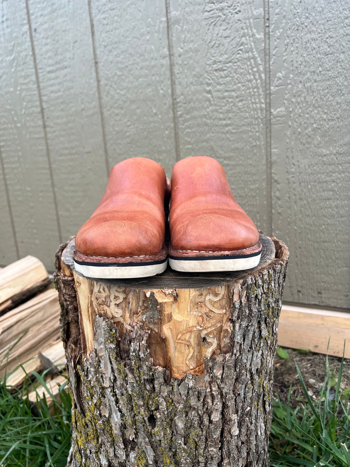 Photo by kristinr on November 1, 2023 of the Hook & Punch Mule in Conciera MPG Aragona English tan.