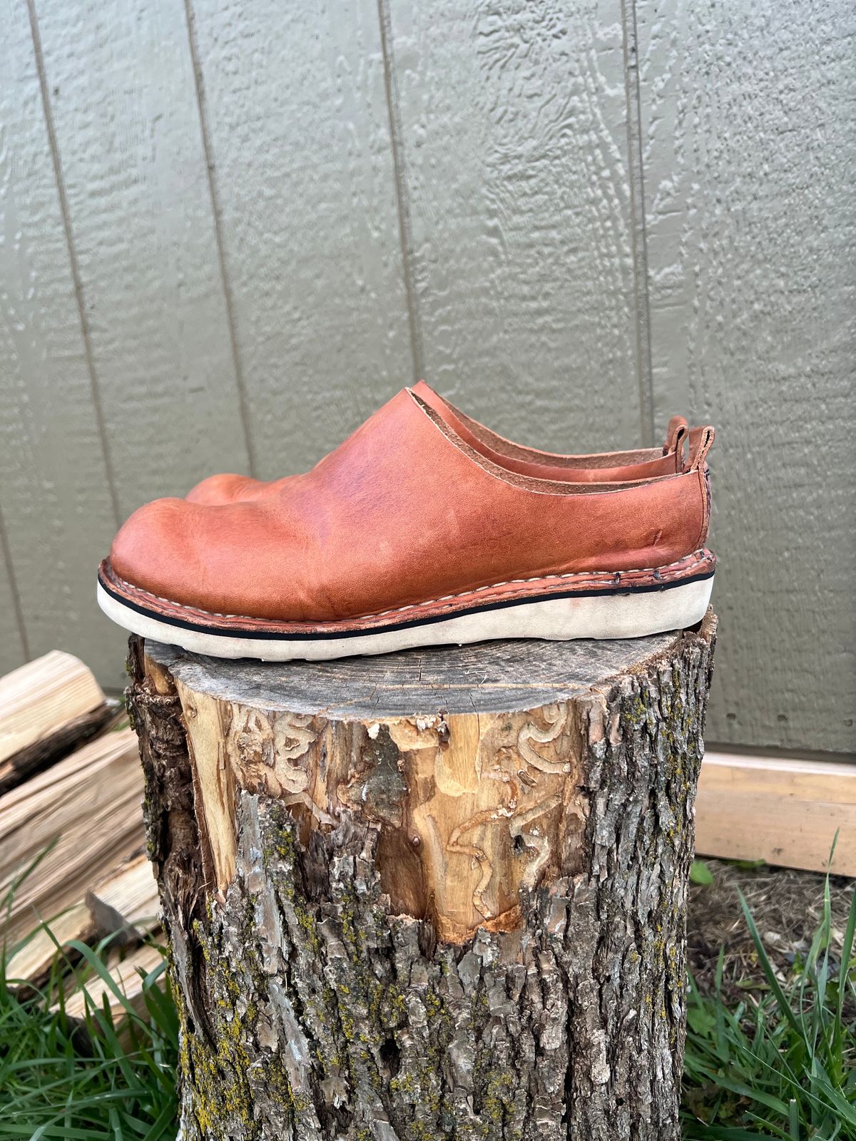 Photo by kristinr on November 1, 2023 of the Hook & Punch Mule in Conciera MPG Aragona English tan.