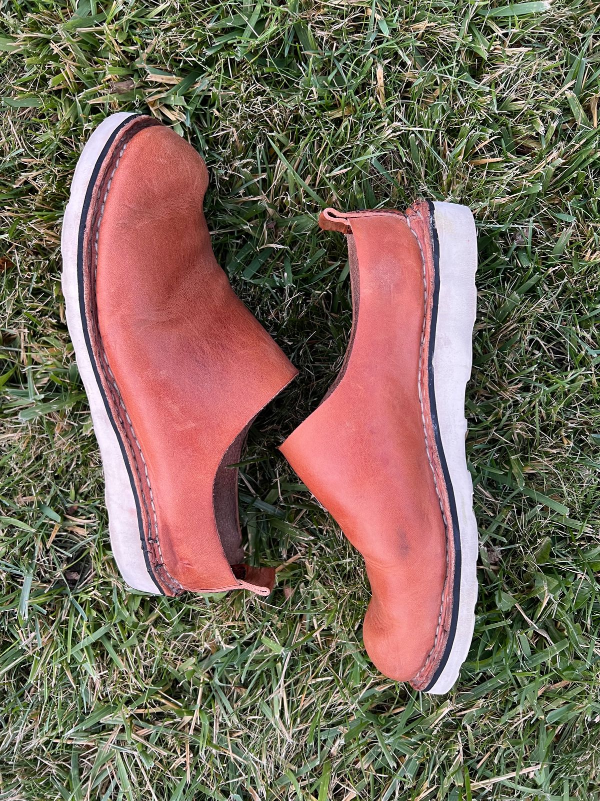 Photo by kristinr on November 1, 2023 of the Hook & Punch Mule in Conciera MPG Aragona English tan.