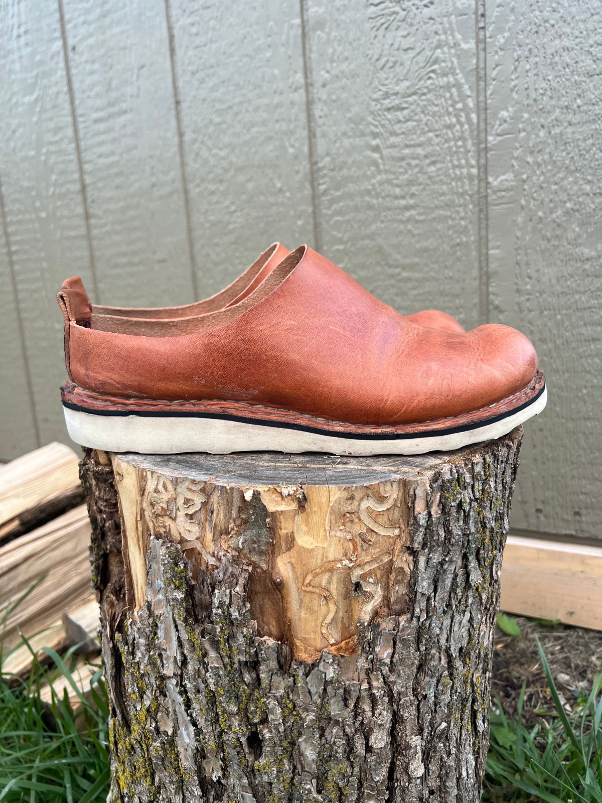 Photo by kristinr on November 1, 2023 of the Hook & Punch Mule in Conciera MPG Aragona English tan.