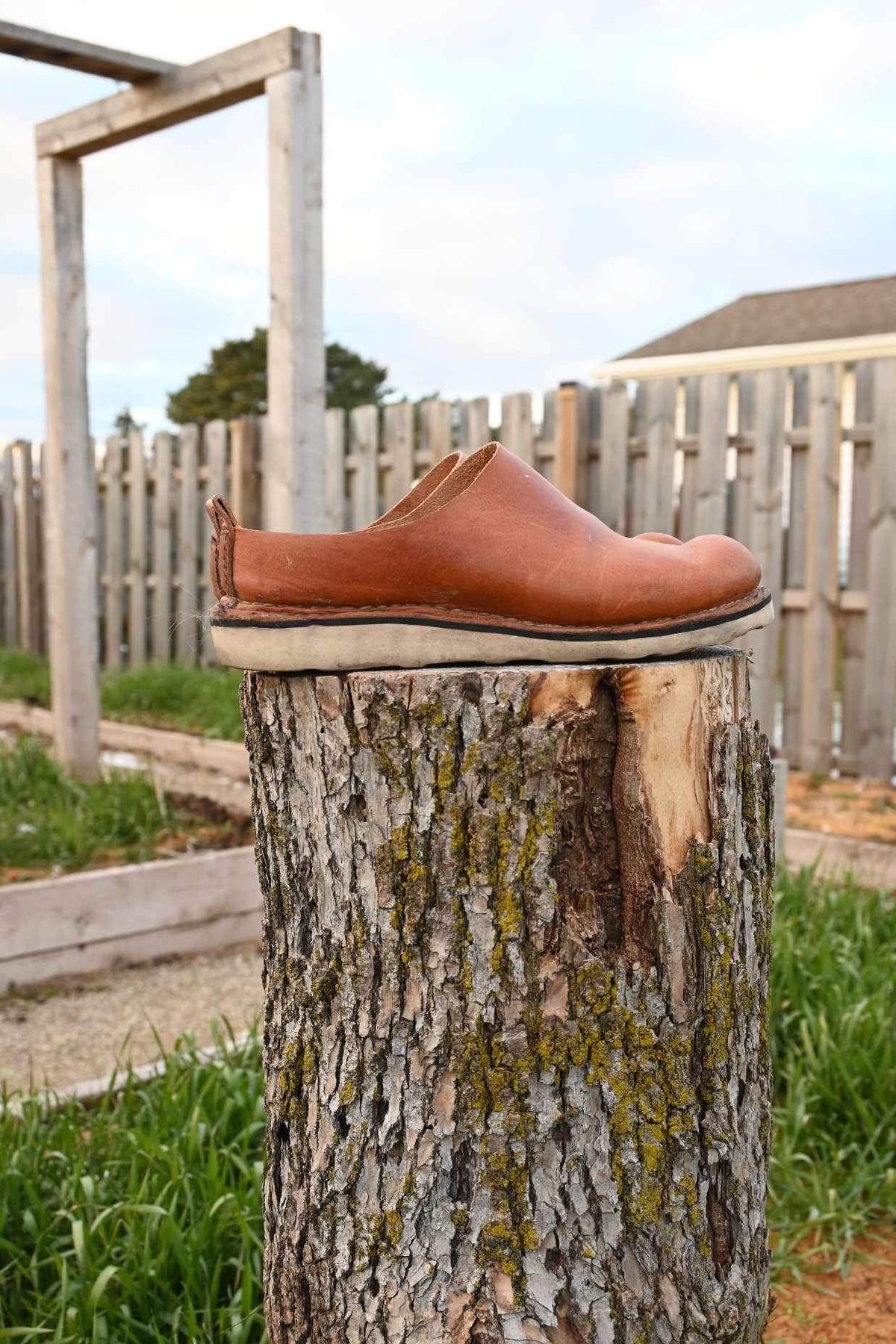 Photo by kristinr on December 3, 2023 of the Hook & Punch Mule in Conciera MPG Aragona English tan.