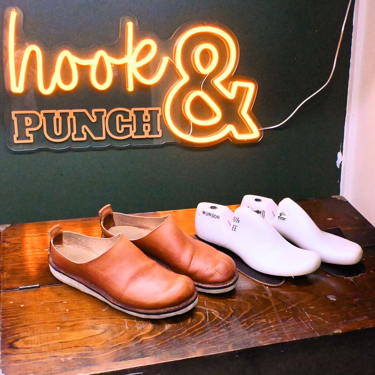 Photo by kristinr on January 3, 2024 of the Hook & Punch Mule in Conciera MPG Aragona English tan.