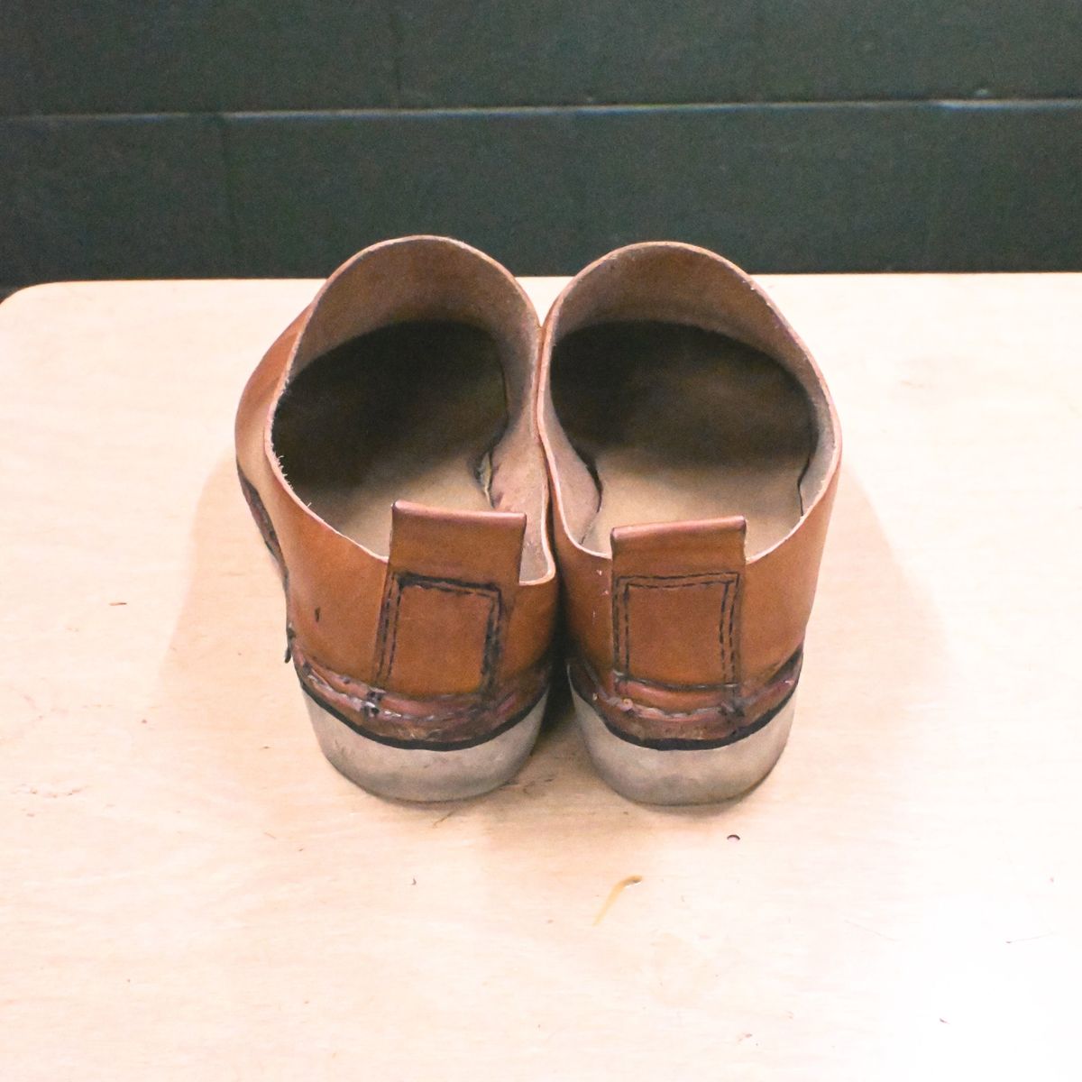 Photo by kristinr on January 3, 2024 of the Hook & Punch Mule in Conciera MPG Aragona English tan.