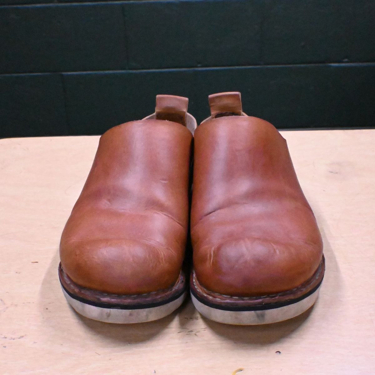 Photo by kristinr on January 3, 2024 of the Hook & Punch Mule in Conciera MPG Aragona English tan.